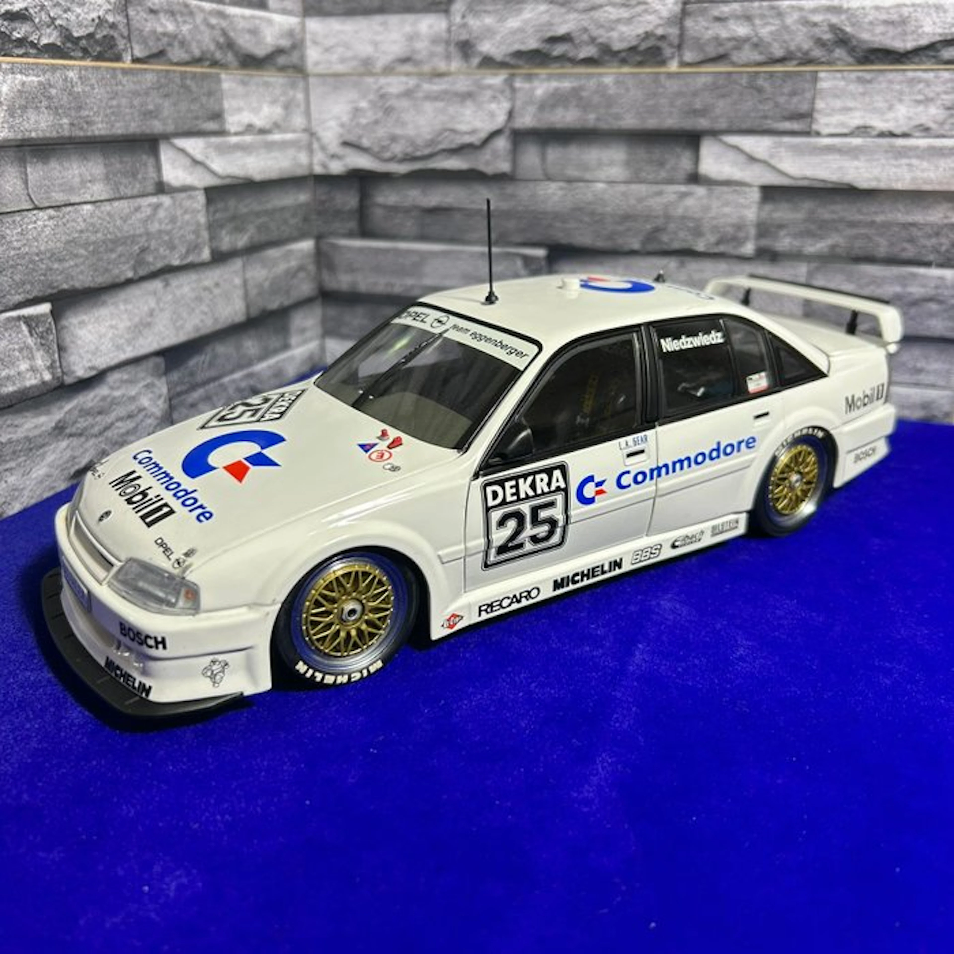 MiniChamps 1:18 - Model race car - Opel Omega 3000 24V #25 DTM Niedzwiedz