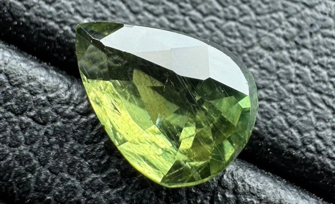 Green, Yellow Sapphire - 1.05 ct - International...