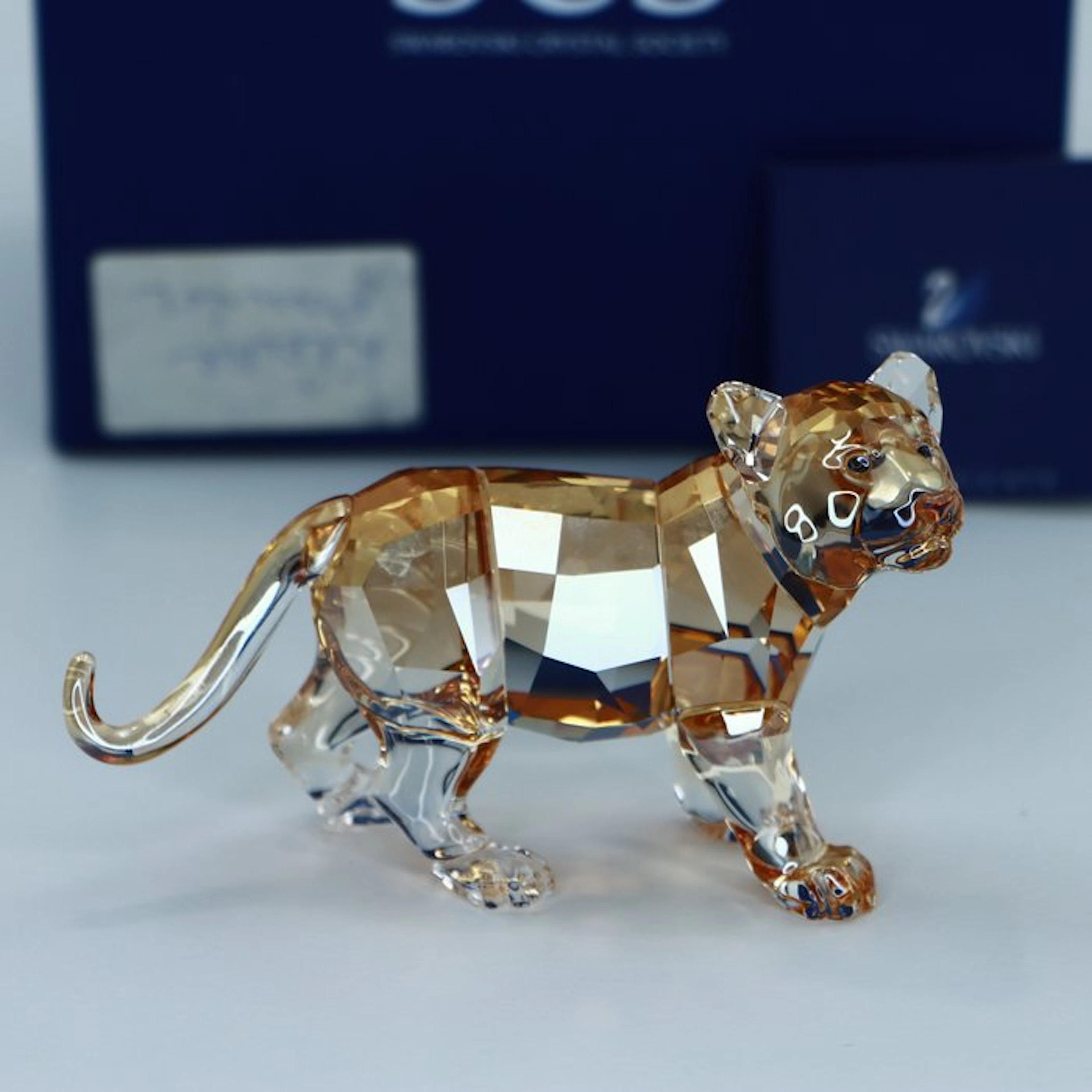 Figure - Swarovski - Tijgerjong Staand (Boxed + certificate) - Crystal