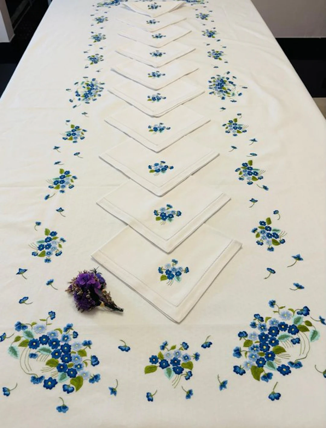 Tablecloth (13) - 320 cm - 170 cm - Maxi Made-to-Measure Hand Embroidery
