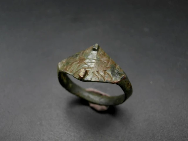 Viking period: beautiful bronze Viking "horned" ring (No reserve price)