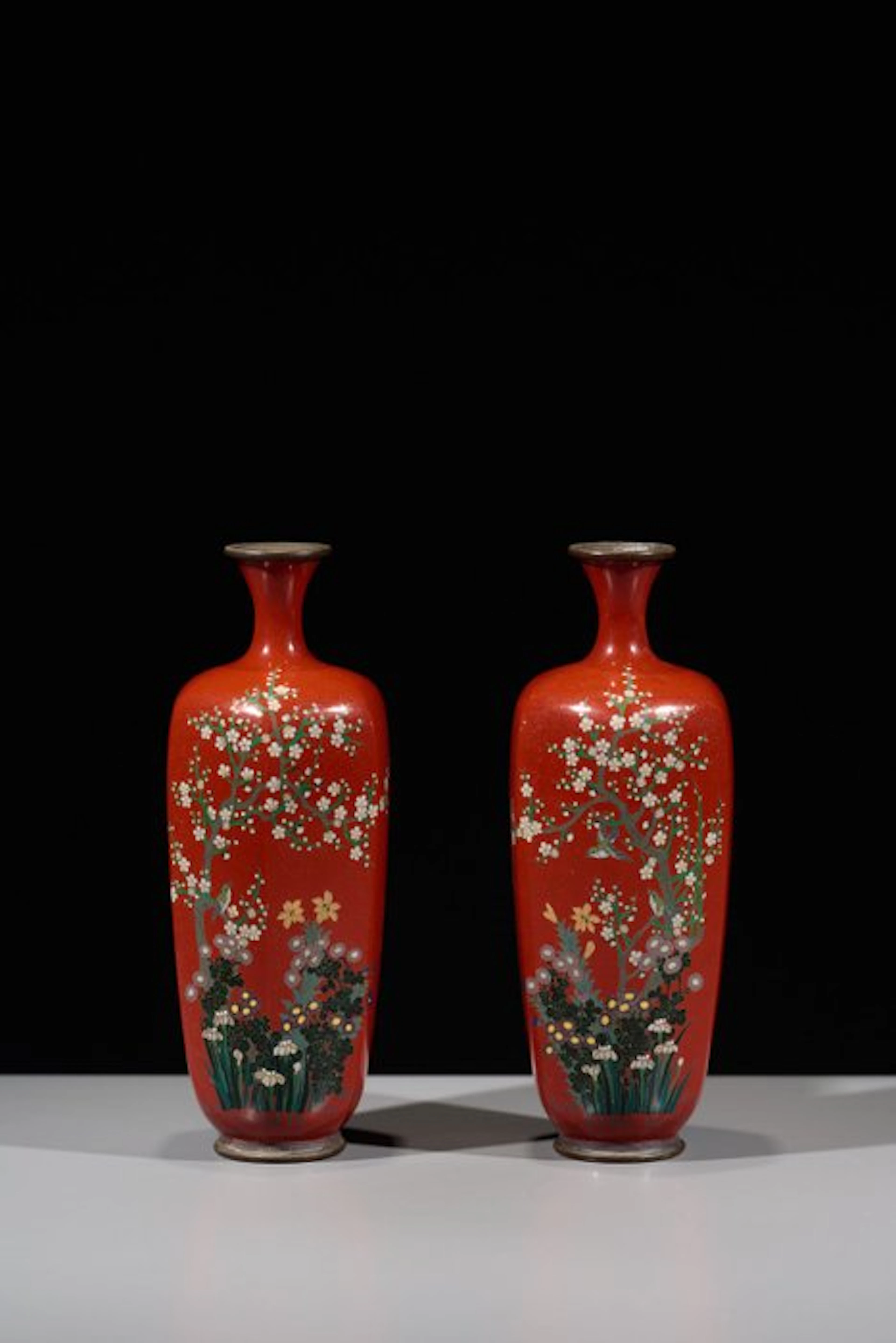 Vase - A cloisonné vase with a dragon on aventurine ground