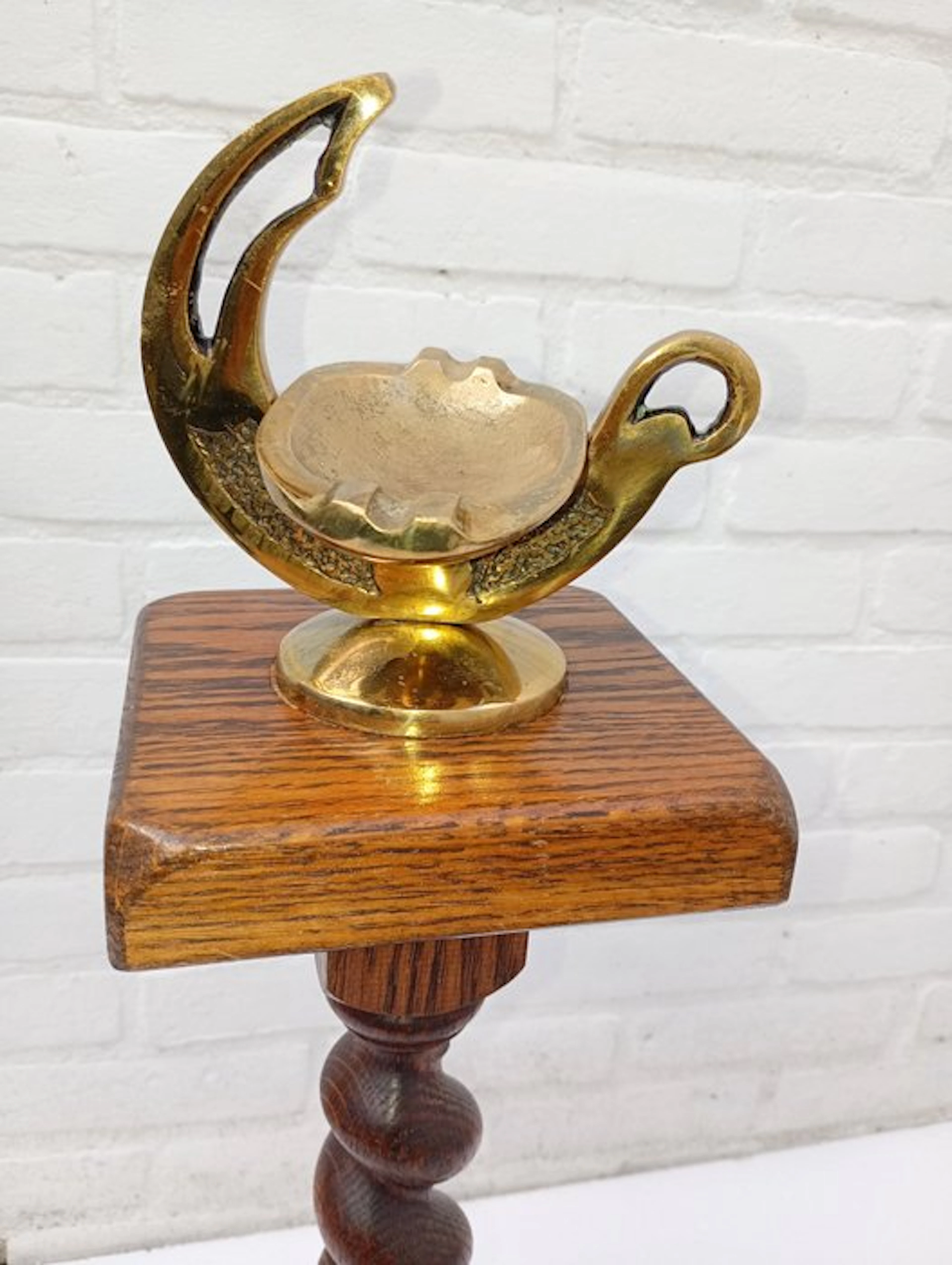 Decorative ornament - Europe - Brass astray/oak stand