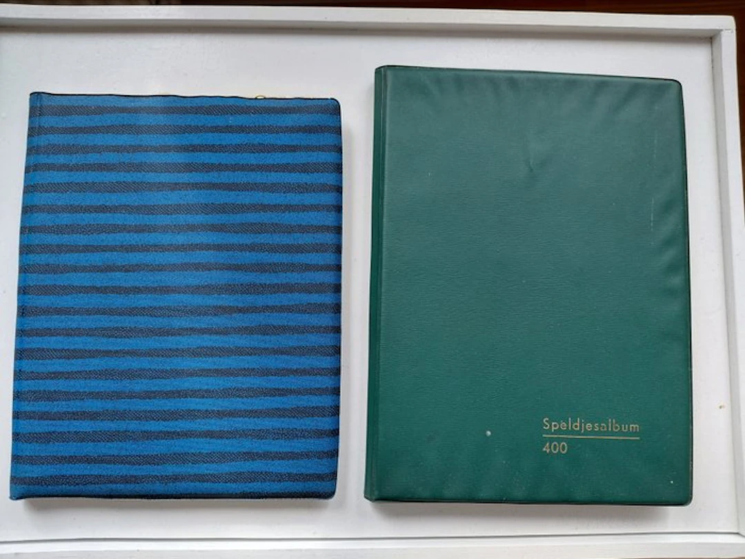 Pin badge 2 Speldjesalbums met meer dan 650 speldjes - Netherlands
