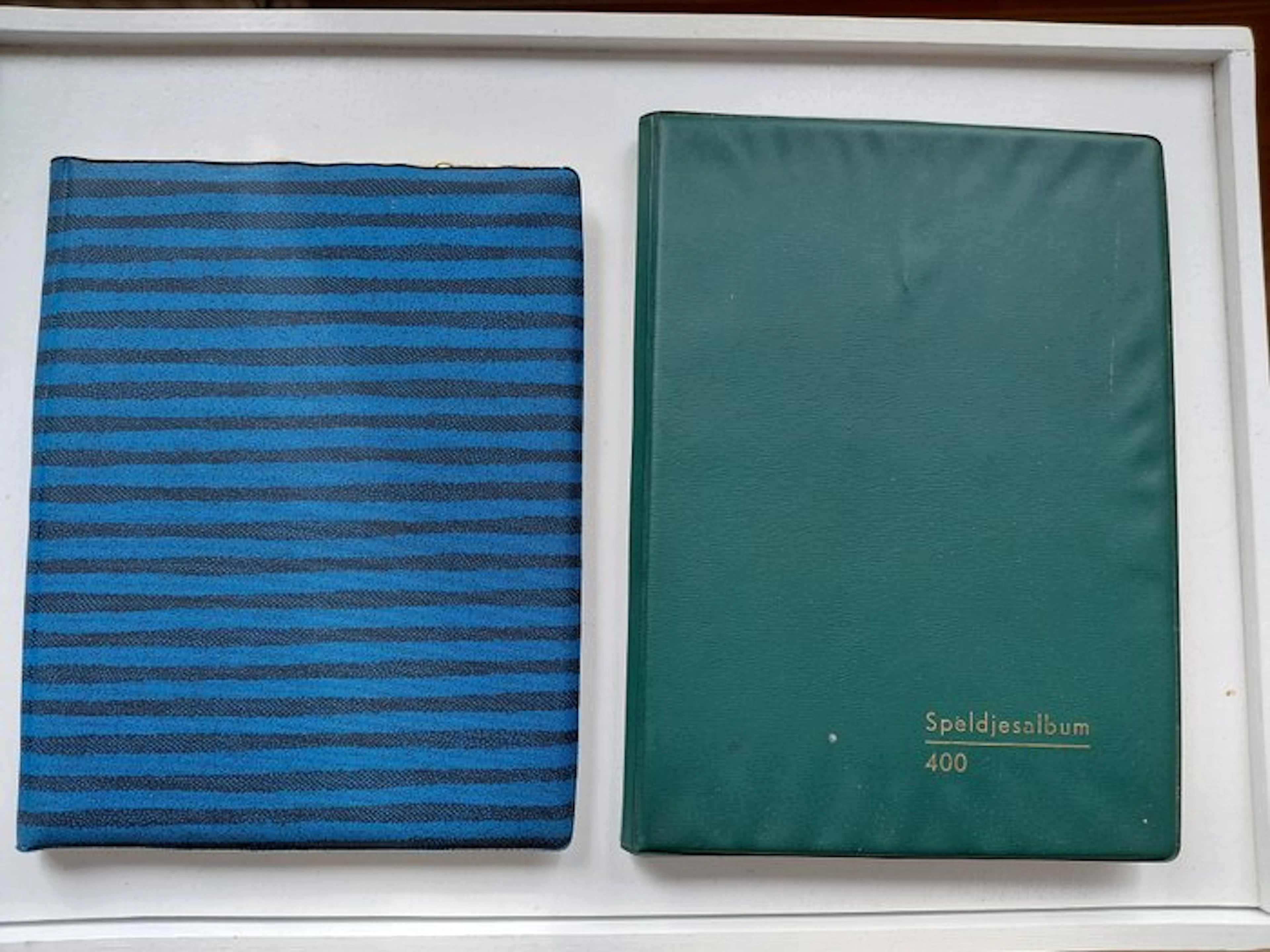 Pin badge 2 Speldjesalbums met meer dan 650 speldjes - Netherlands
