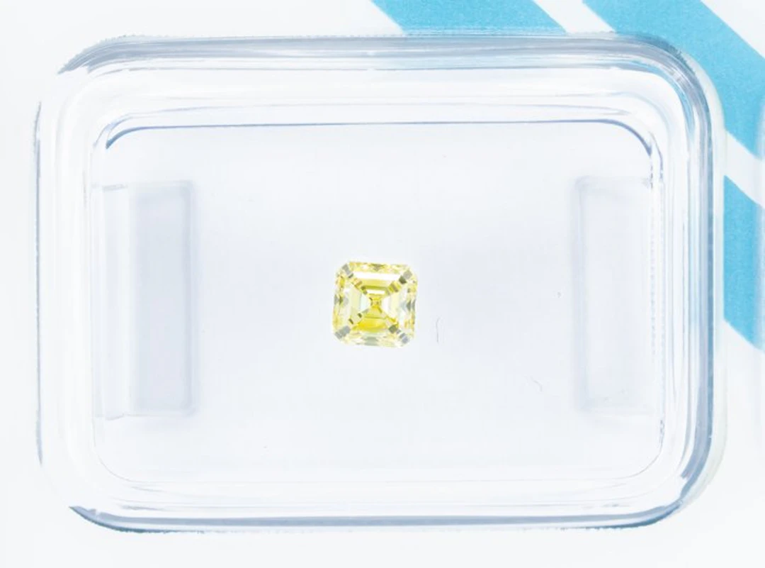 No reserve price - 1 pcs Diamond (Natural coloured)...