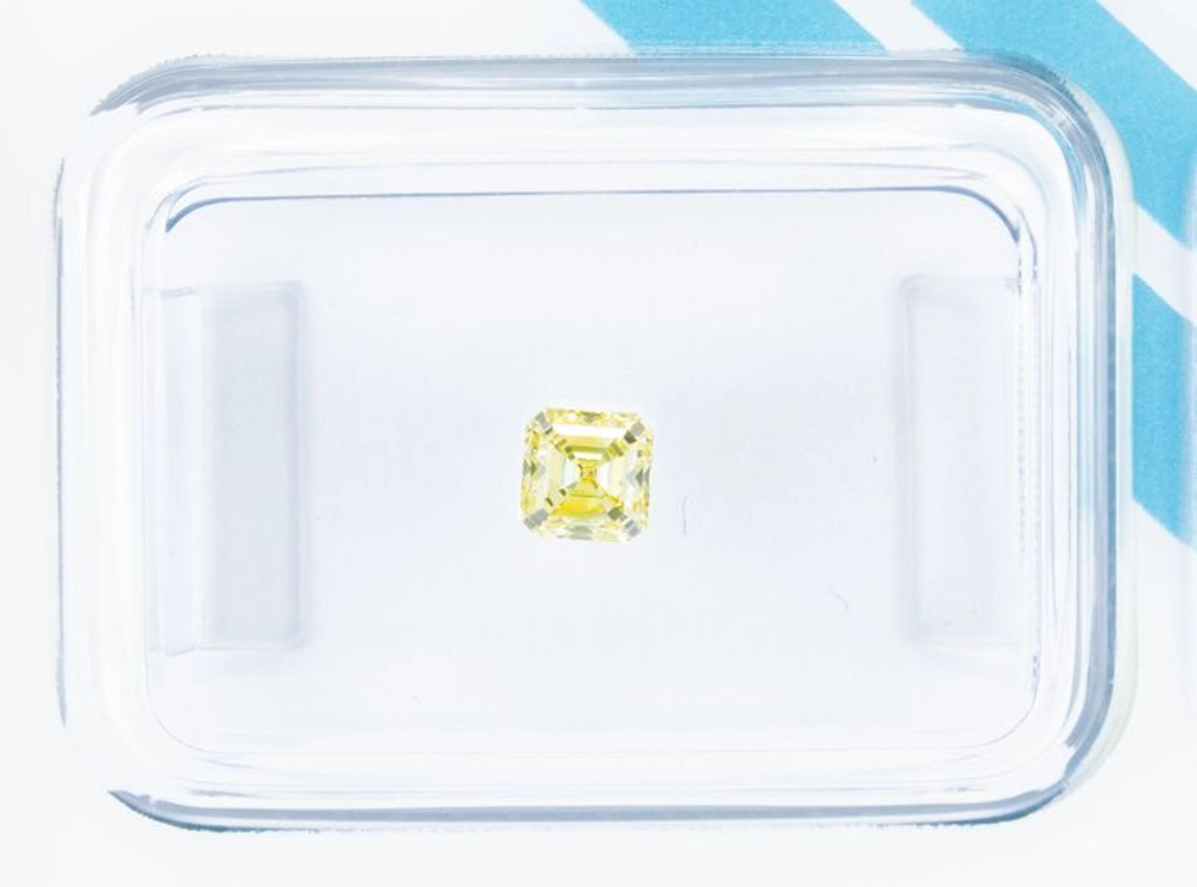 No reserve price - 1 pcs Diamond (Natural coloured)...