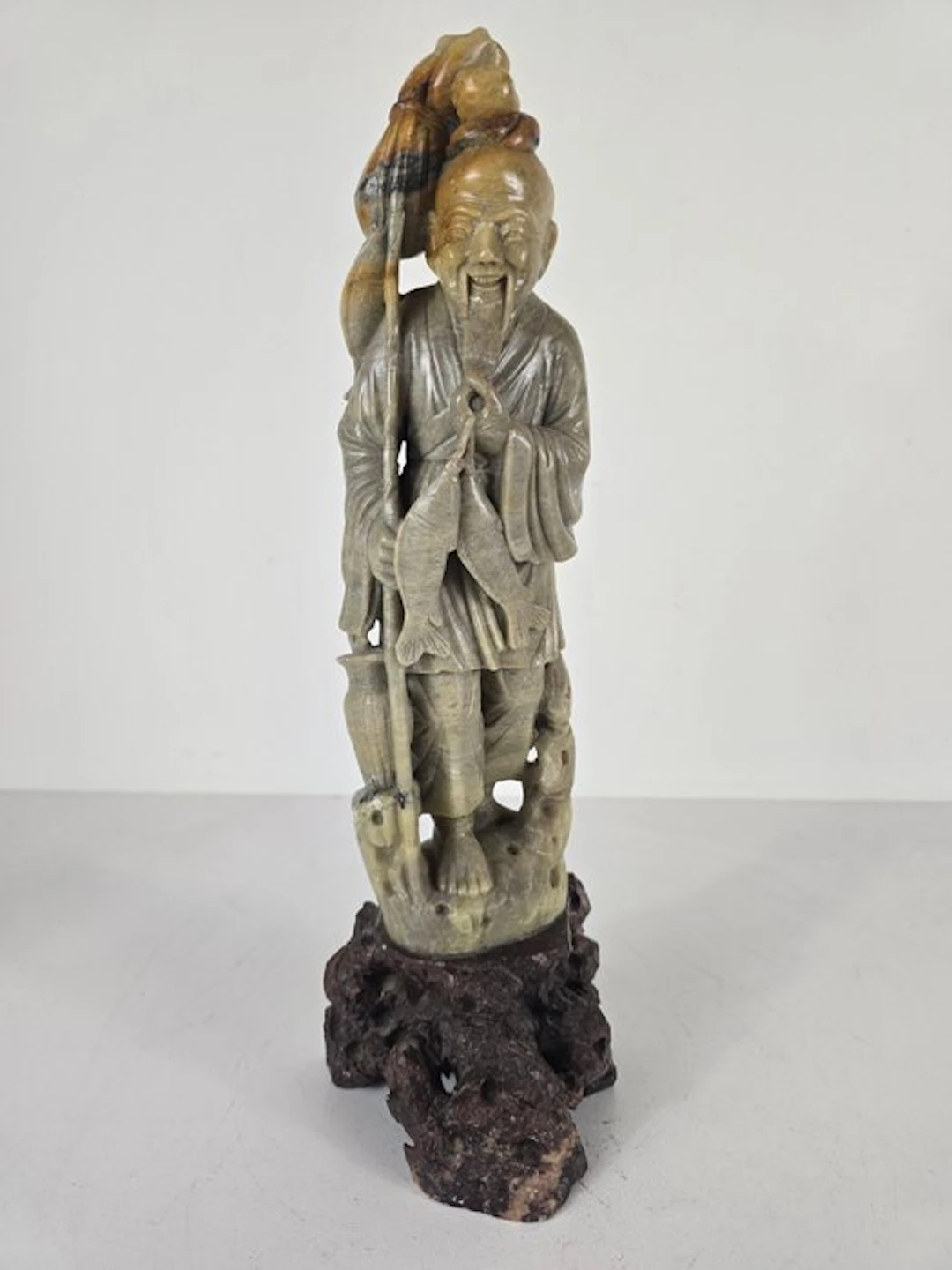 Imposant beeld lachende wijze visser - soapstone - China...