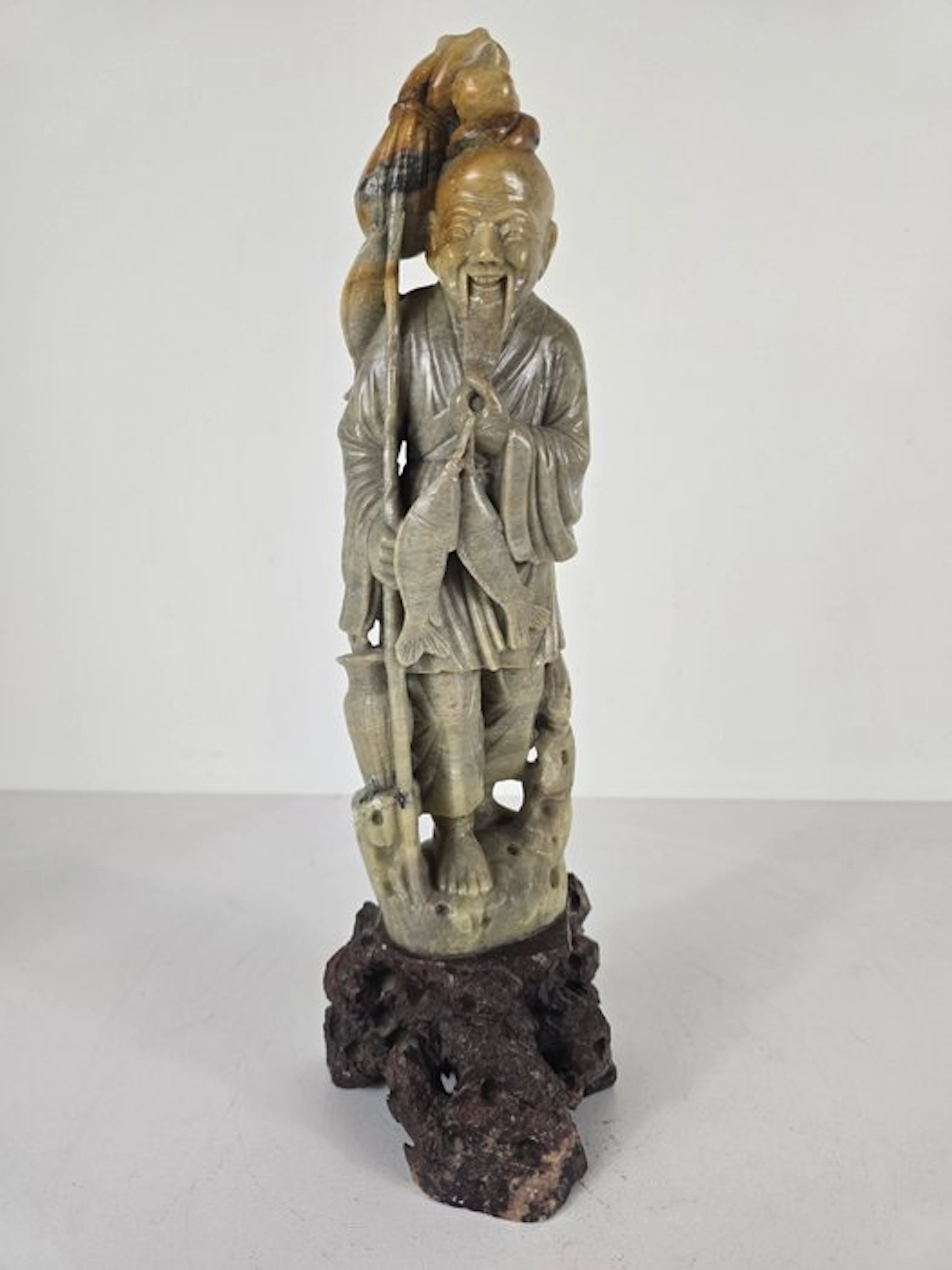 Imposant beeld lachende wijze visser - soapstone - China...