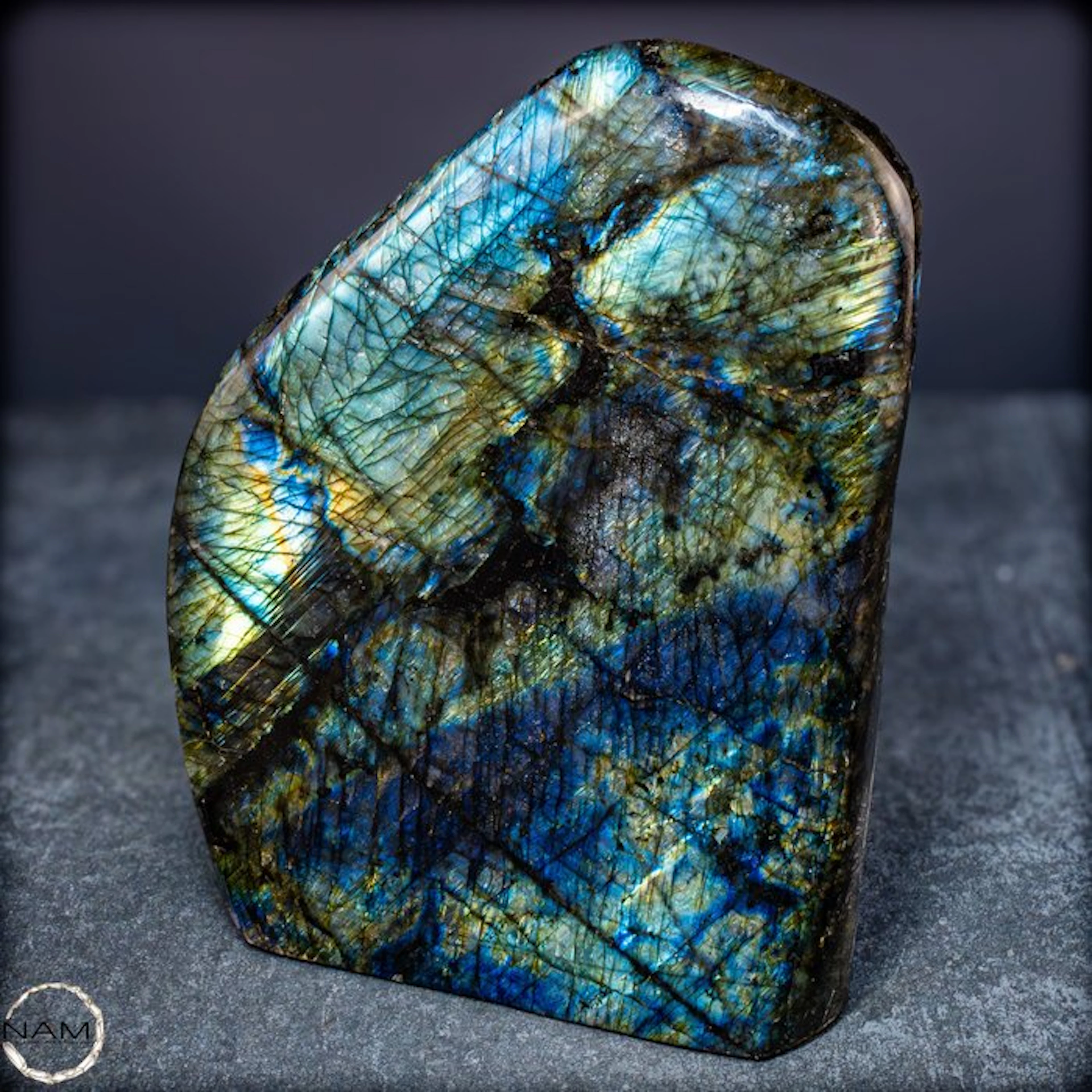 Natural labradorite from Madagascar – Nature's shimmering...