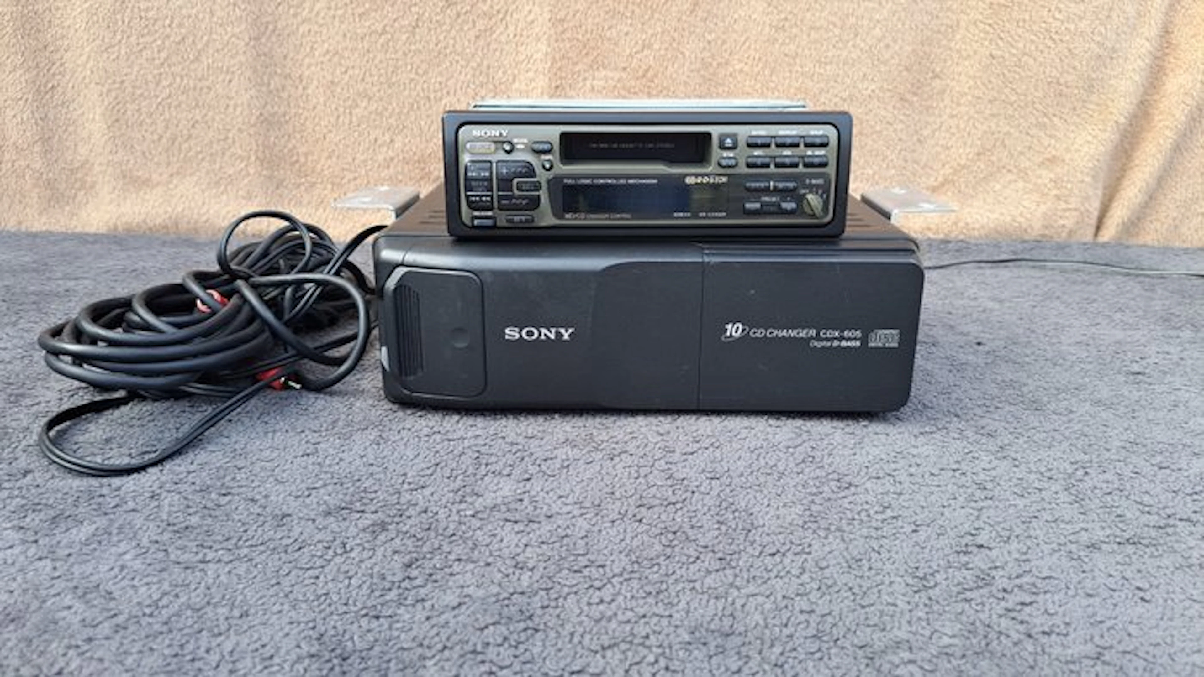 Sony - CD changer CDX-605; head unit XR-C5100R; magazine...