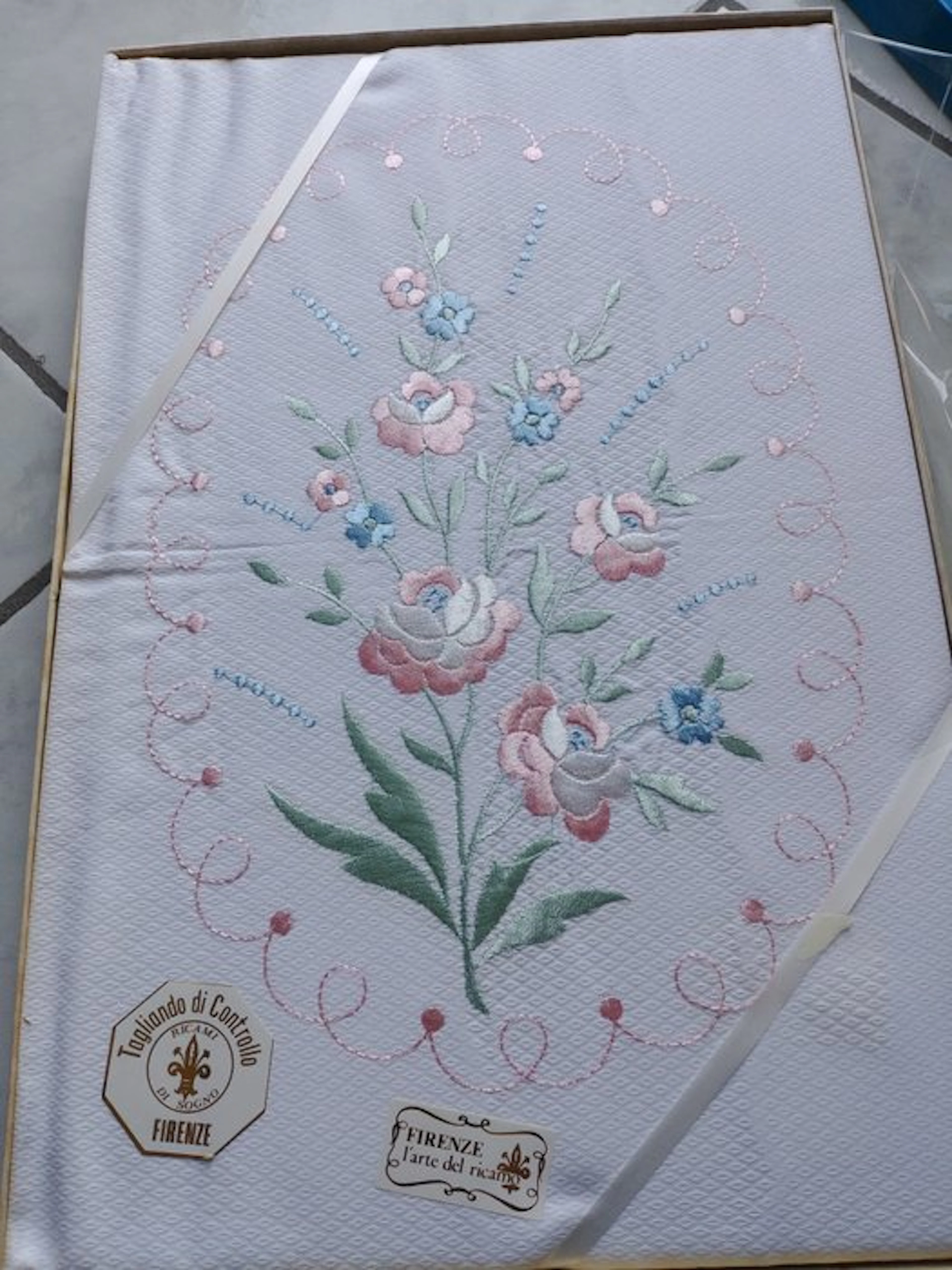 Bed sheet - 260 cm - 250 cm - Florentine Embroidered Bedspread