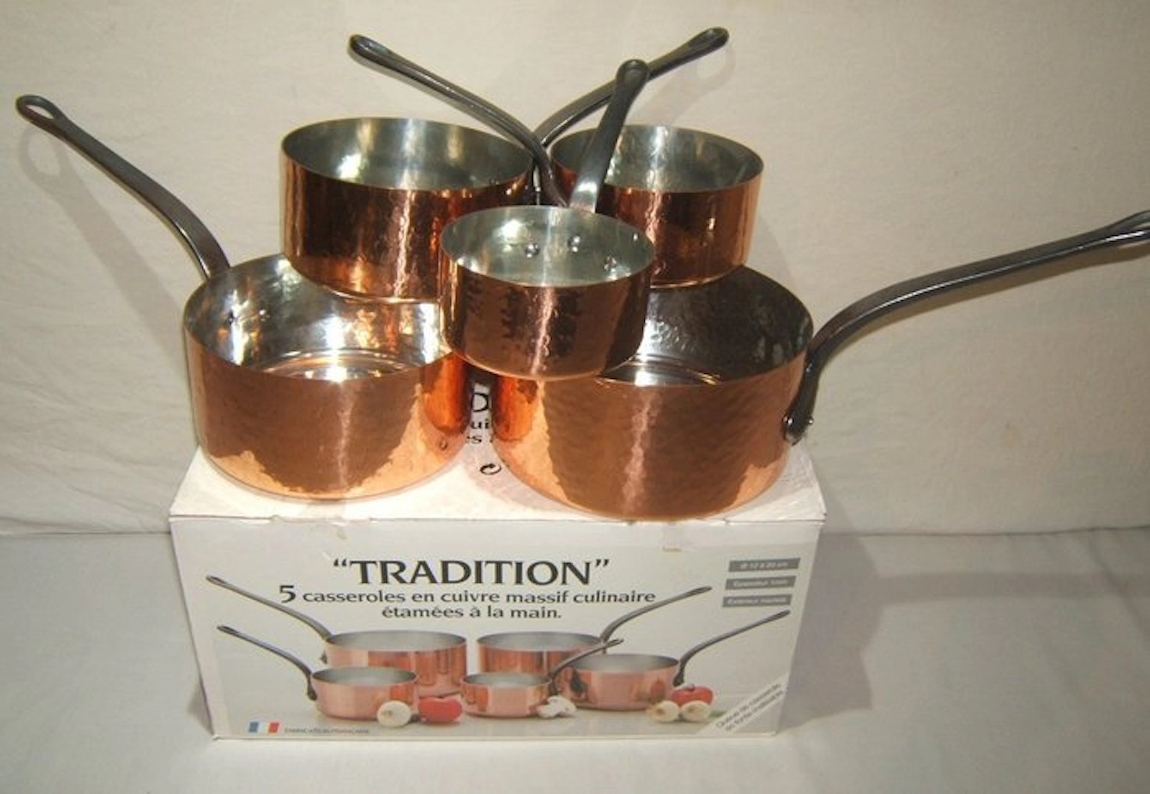 Fabrication Française - Een degelijke set van 5 NIEUWE koperen Franse pannen