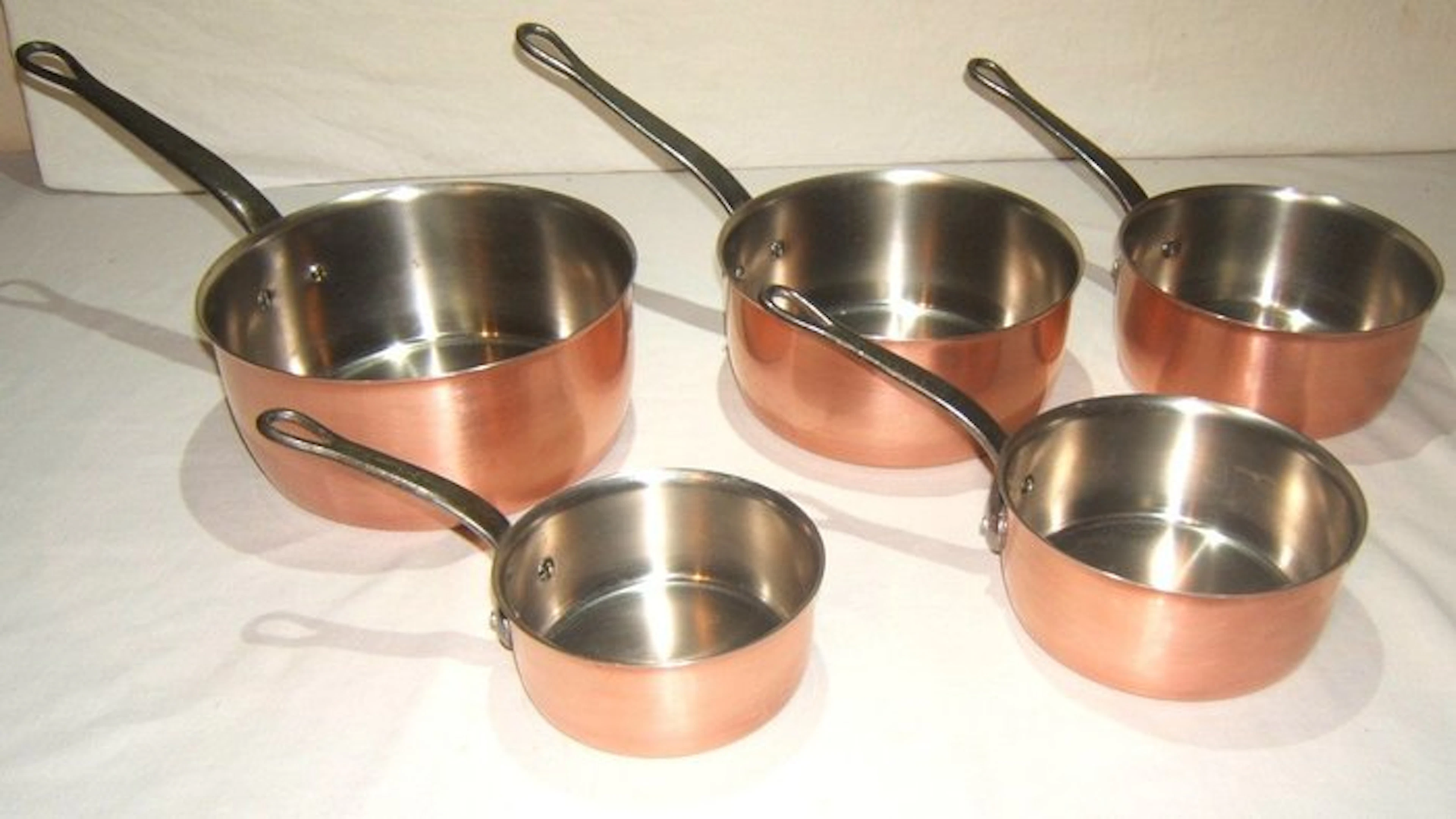 Een degelijke set van 5 koperen Franse pannen - Pan - Copper