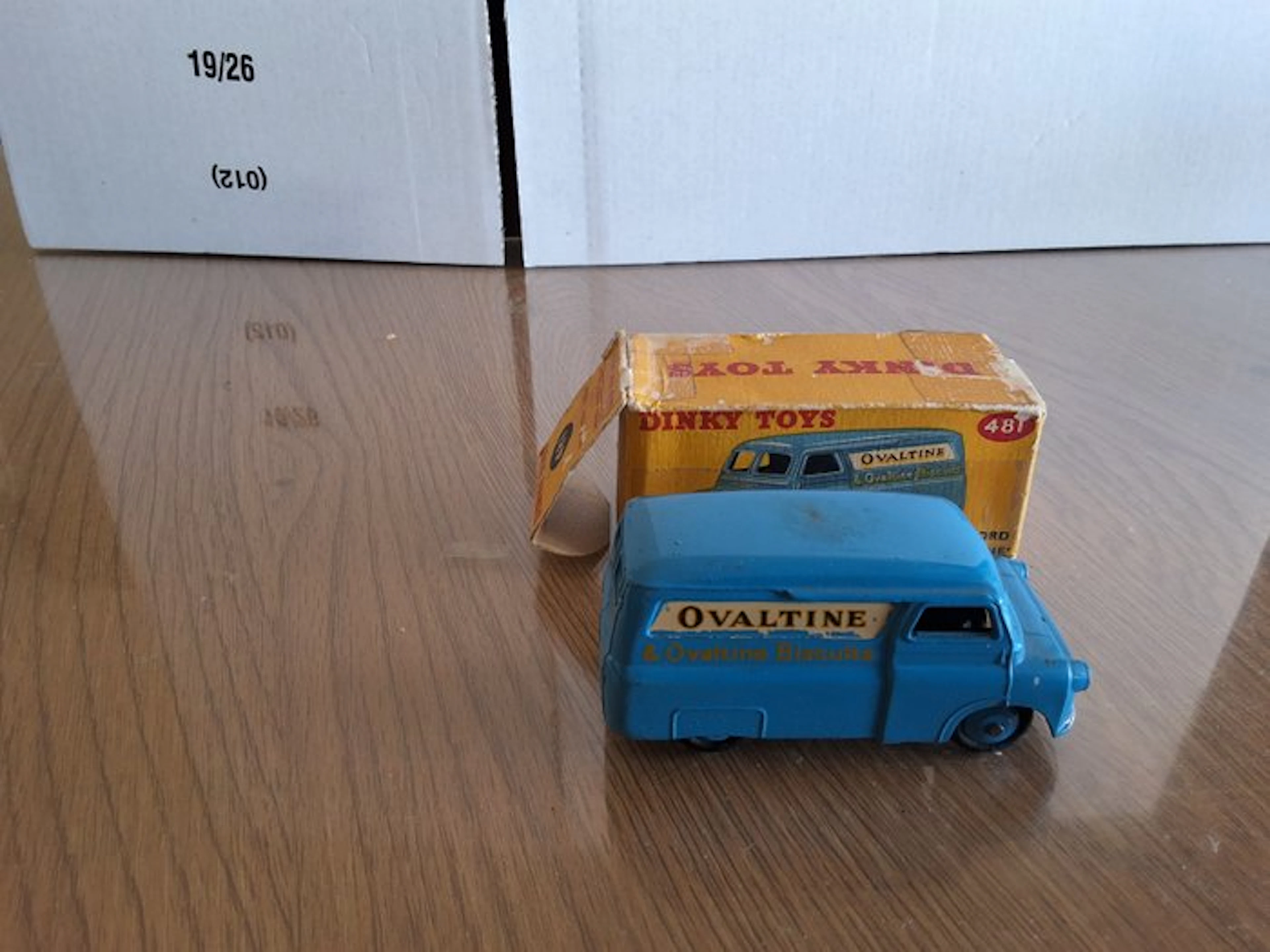 Dinky Toys 1:43 - Model car - Bedford van Ovaltine 10 cwt - in the original box