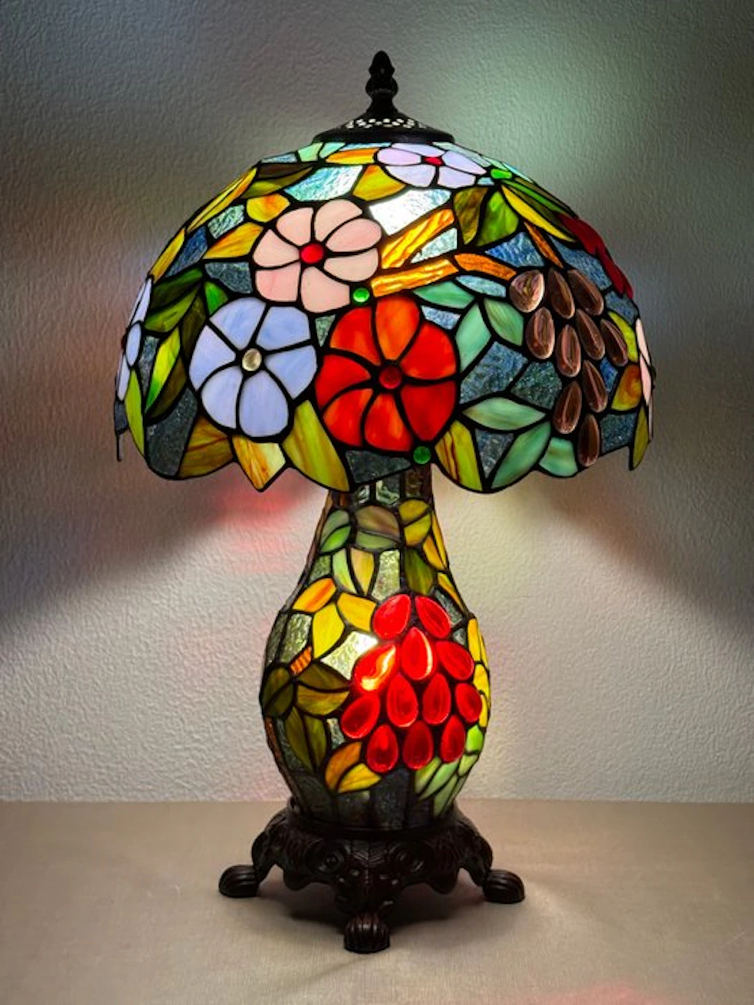 Tiffany tafellamp Studio style "Flora Vita" met 2...