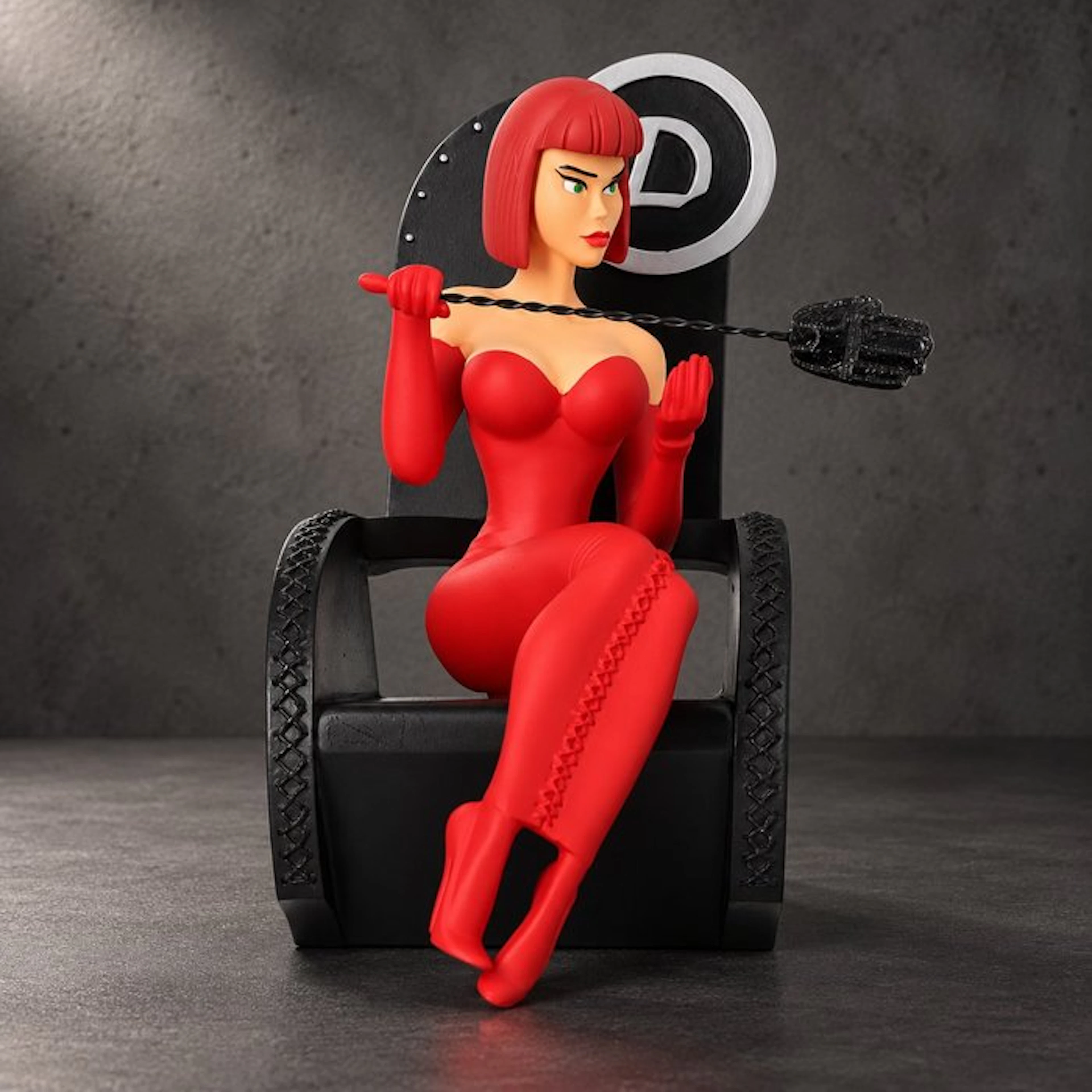 Figurine - Dame in rood op zwarte troon - Resin