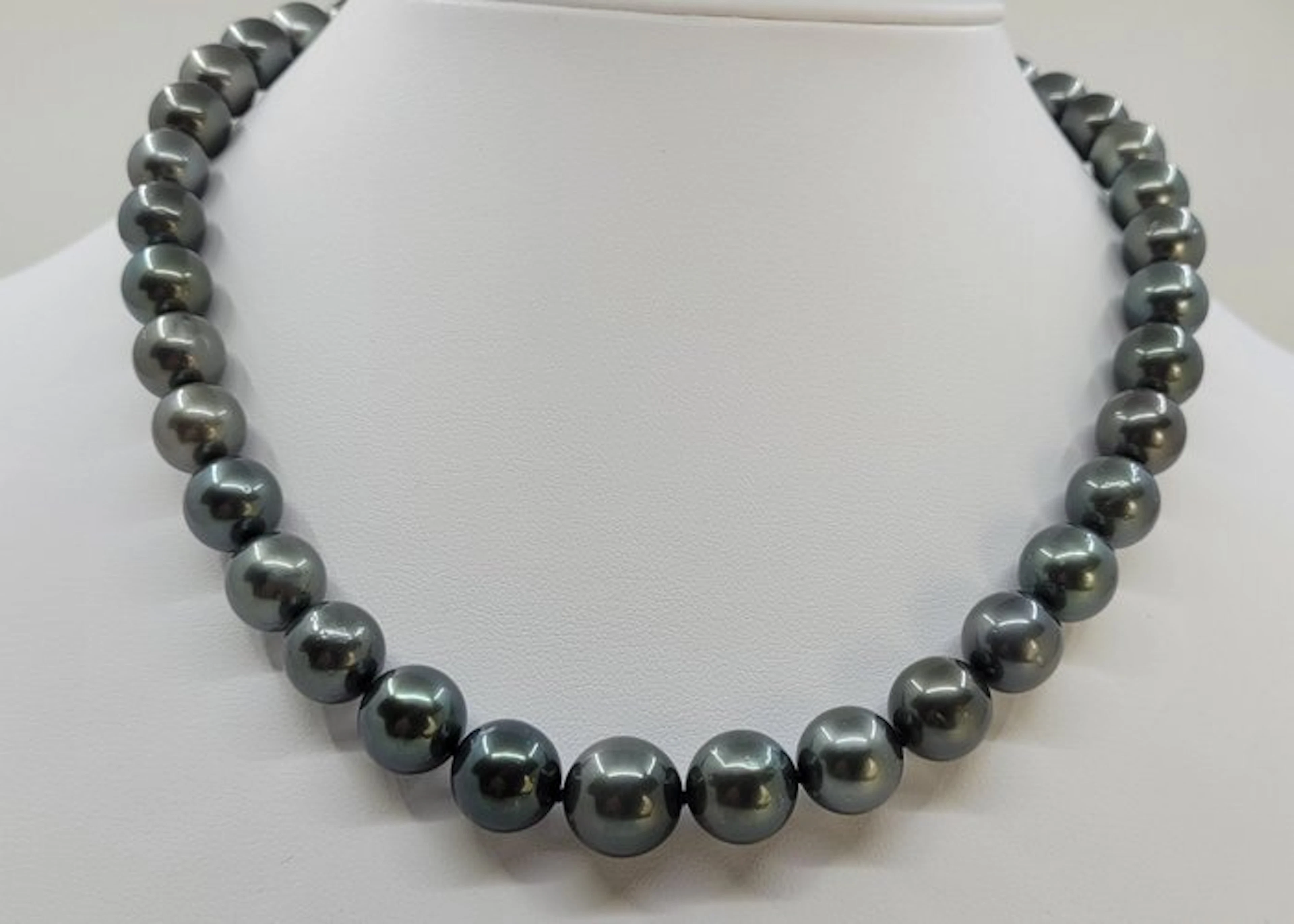 Necklace ALGT Certified 10.0x12.1mm Grey-Green Tahiti Pearls