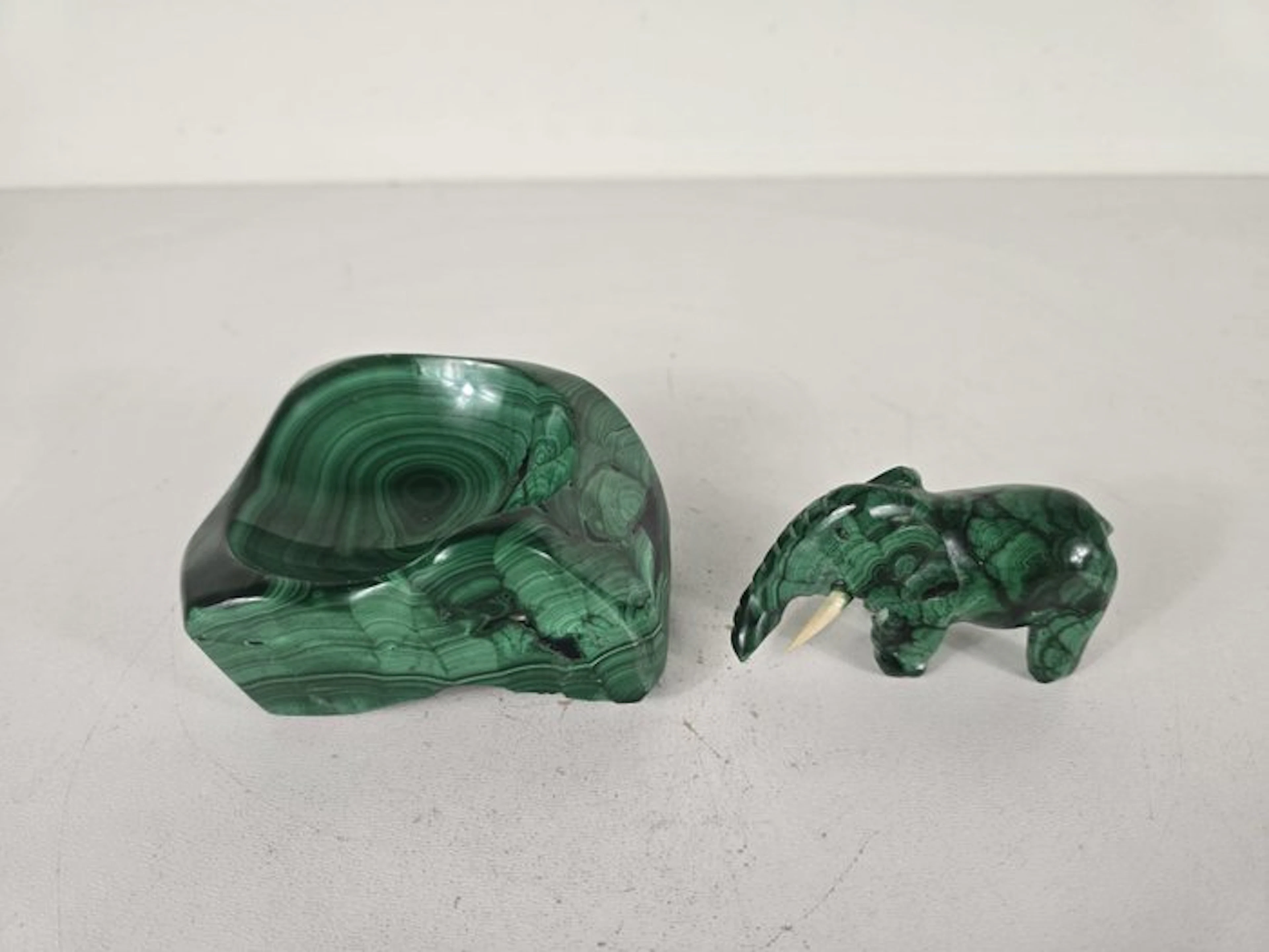 Sculpture, Malachiet schaal en olifant - 5 cm - Malachite