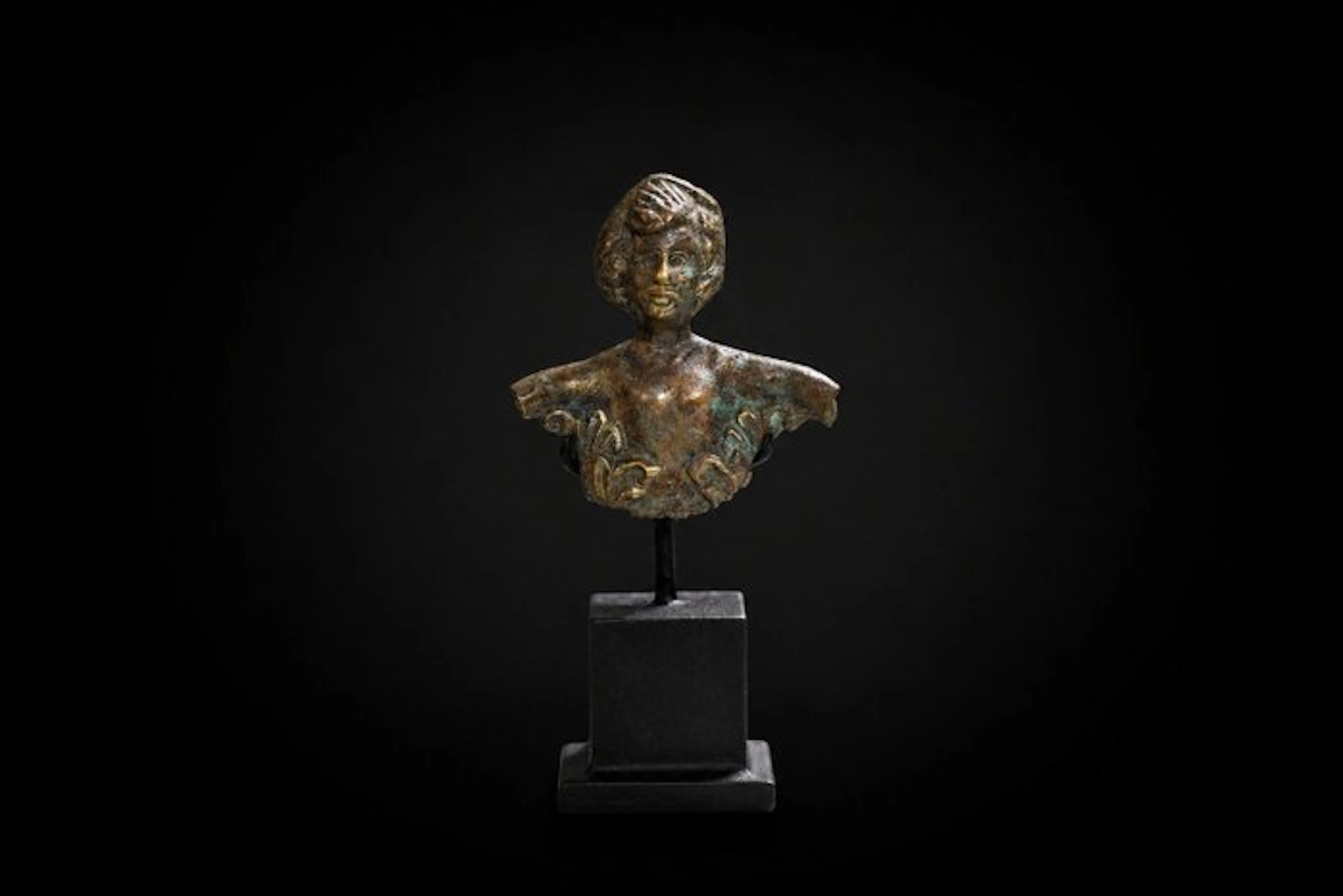 Replica of Ancient Roman Bronze Bronze female bust - 5.4 cm
