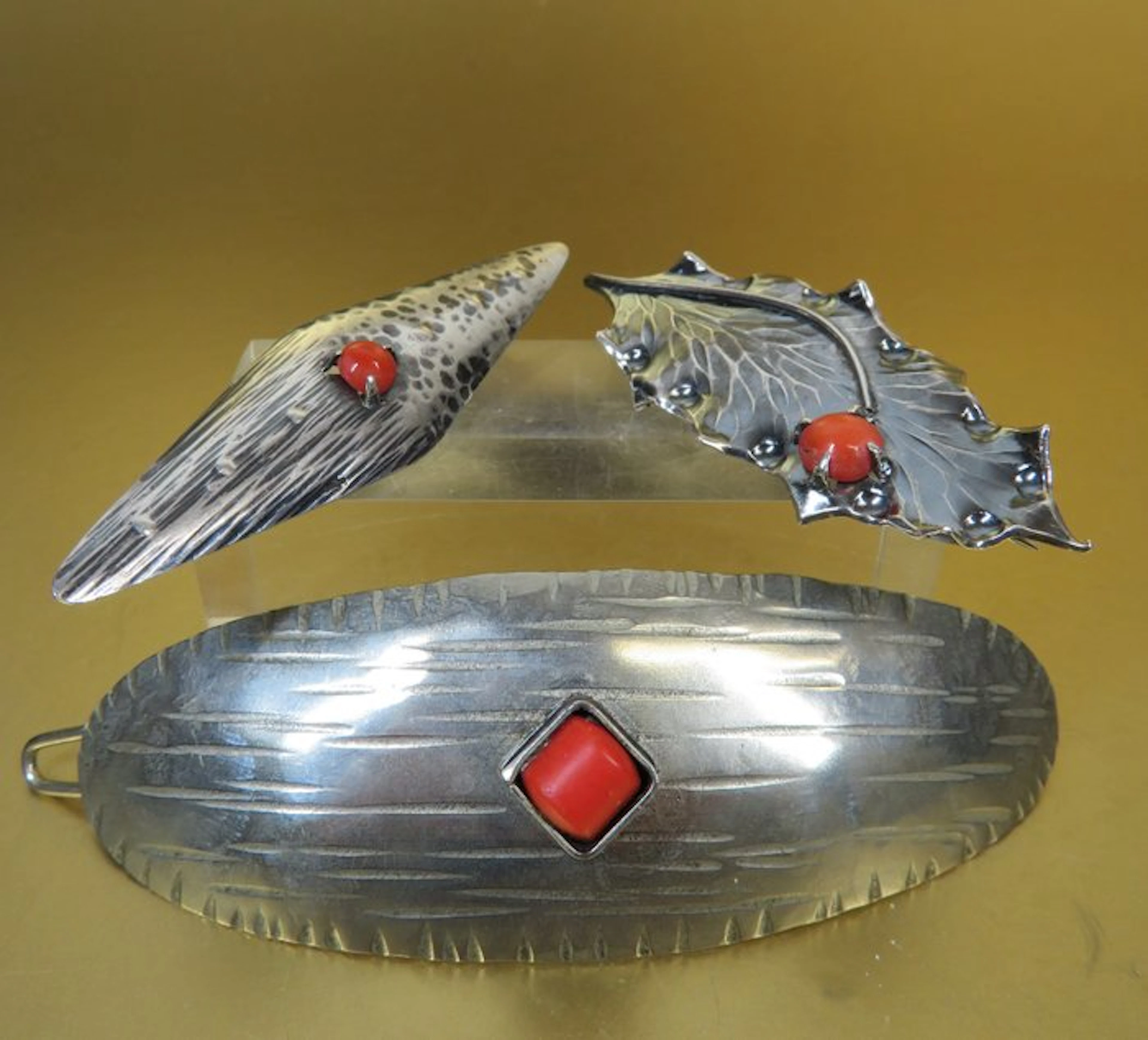 Blood Coral - 2 silver brooches (1 x D.P.M. Gaillard, Schoonhoven) - Brooch