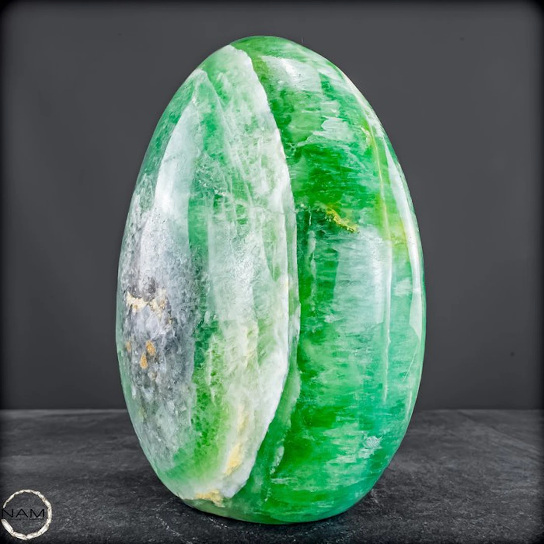 UV-reactive fluorite freeform – Fascinating color display...