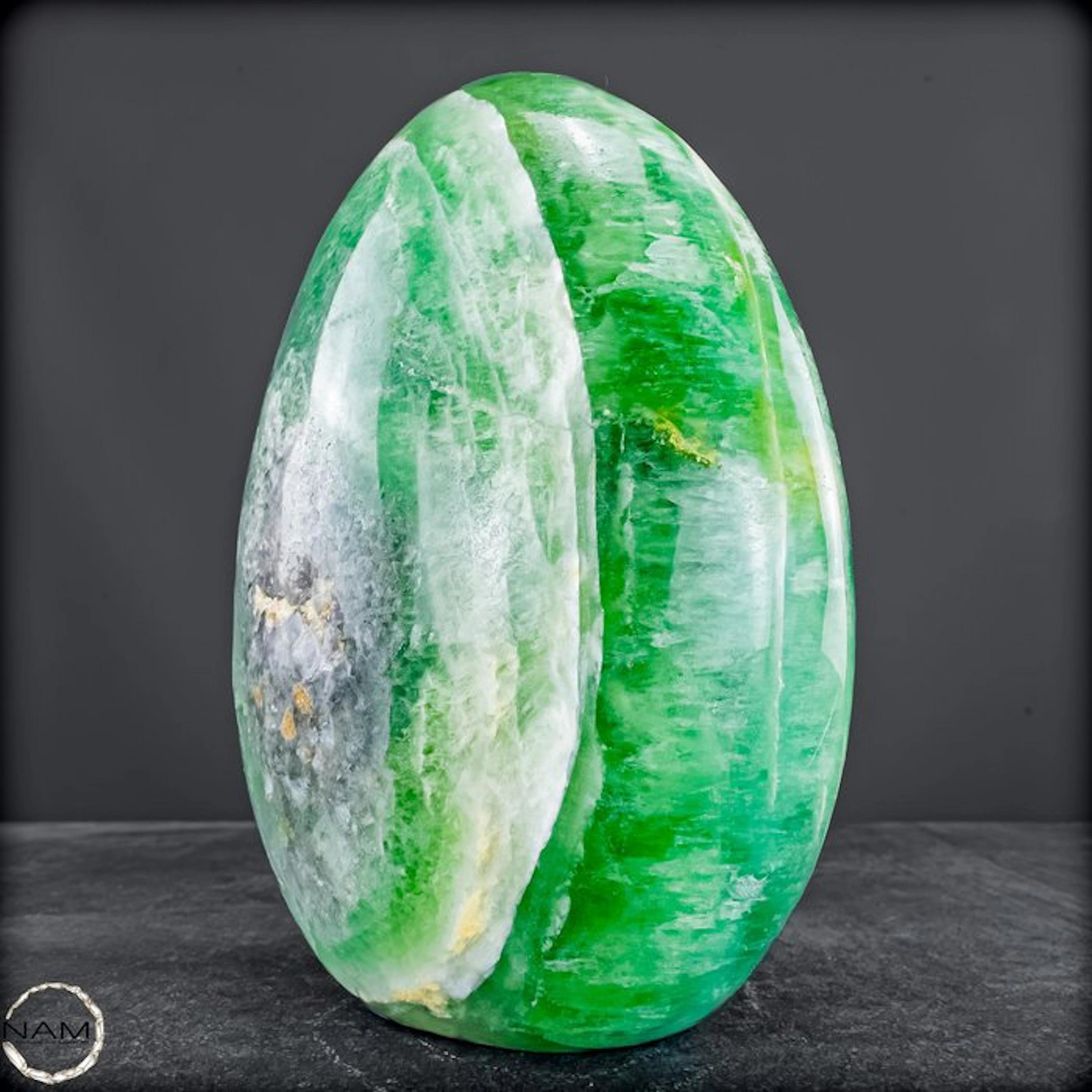 UV-reactive fluorite freeform – Fascinating color display...