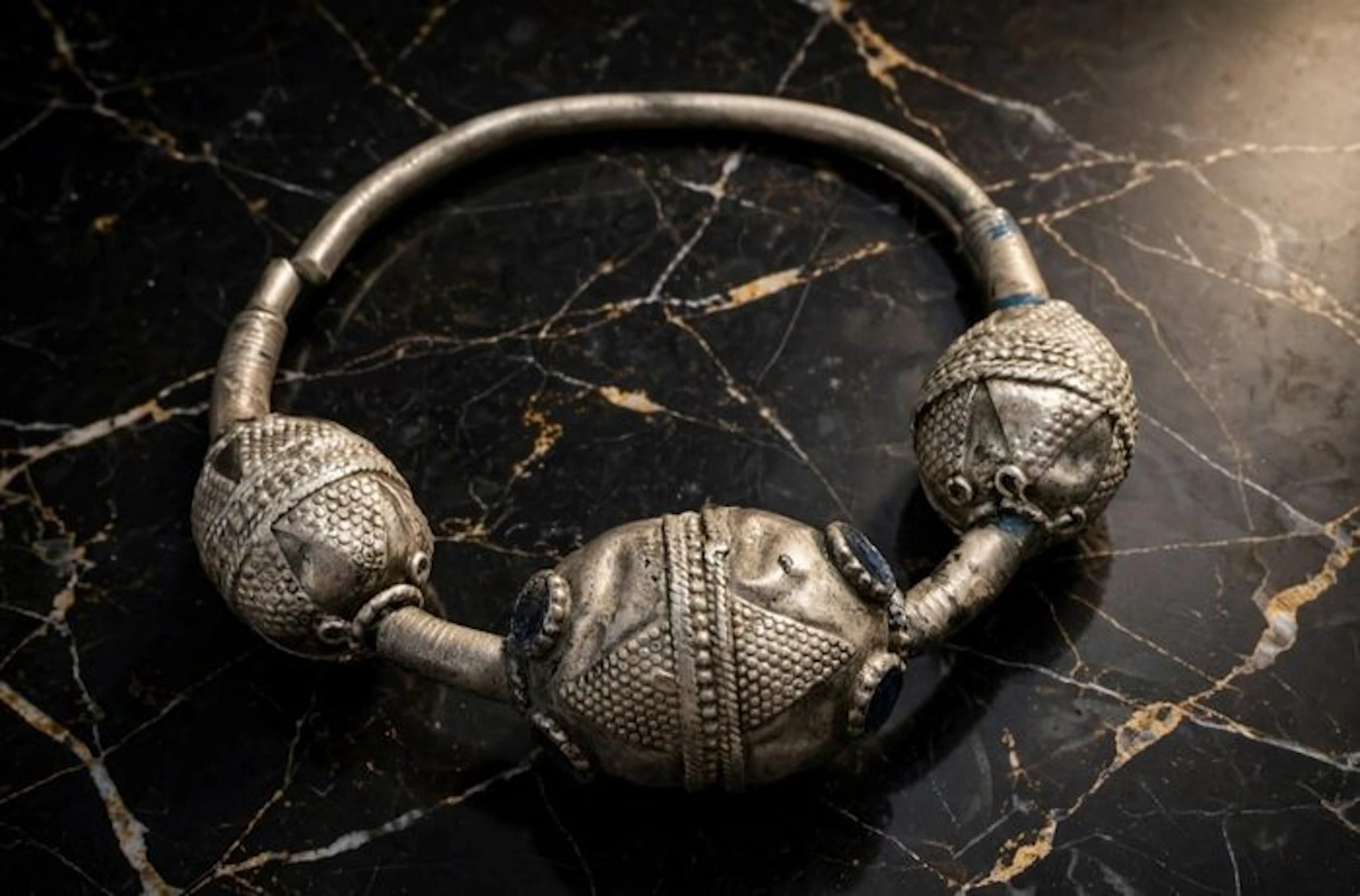 Byzantine Silver Earring with Lapis Lazuli 13th to 15th Century AD