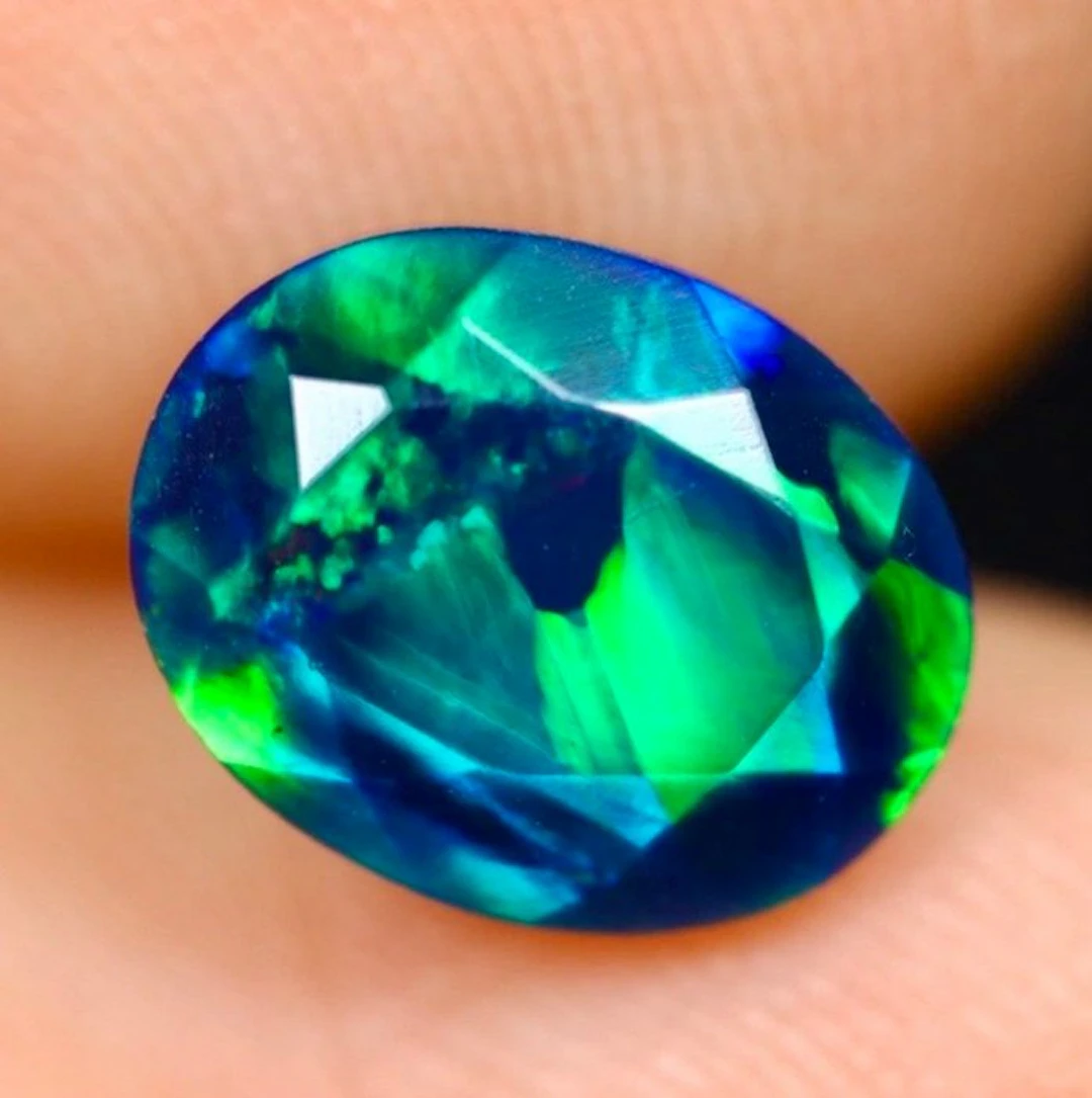 Opal Cabochon - Height: 9 mm - Width: 7.2 mm- 0.27 g - (1)