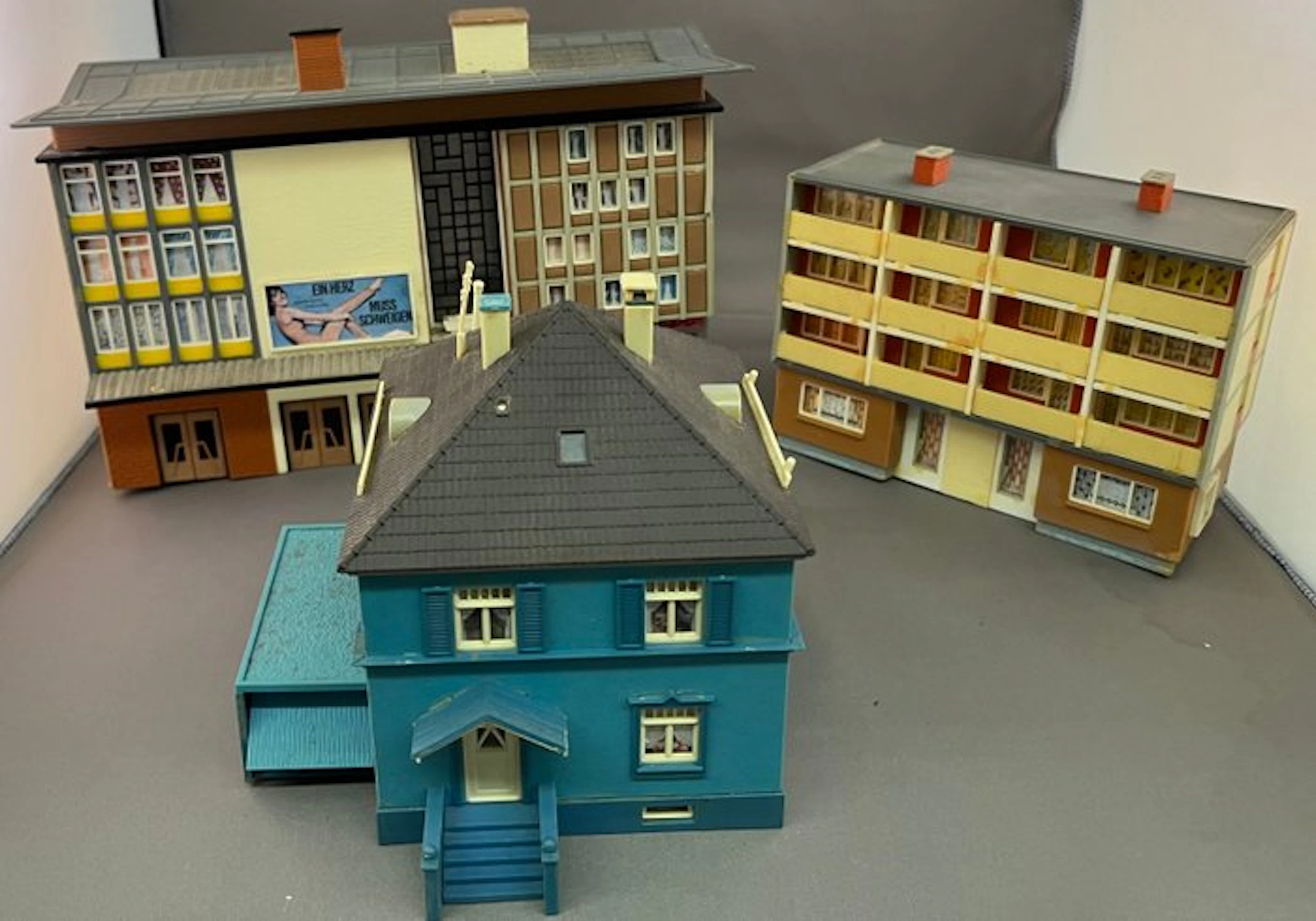 Kibri H0 - Model train buildings (3) - Set of three...