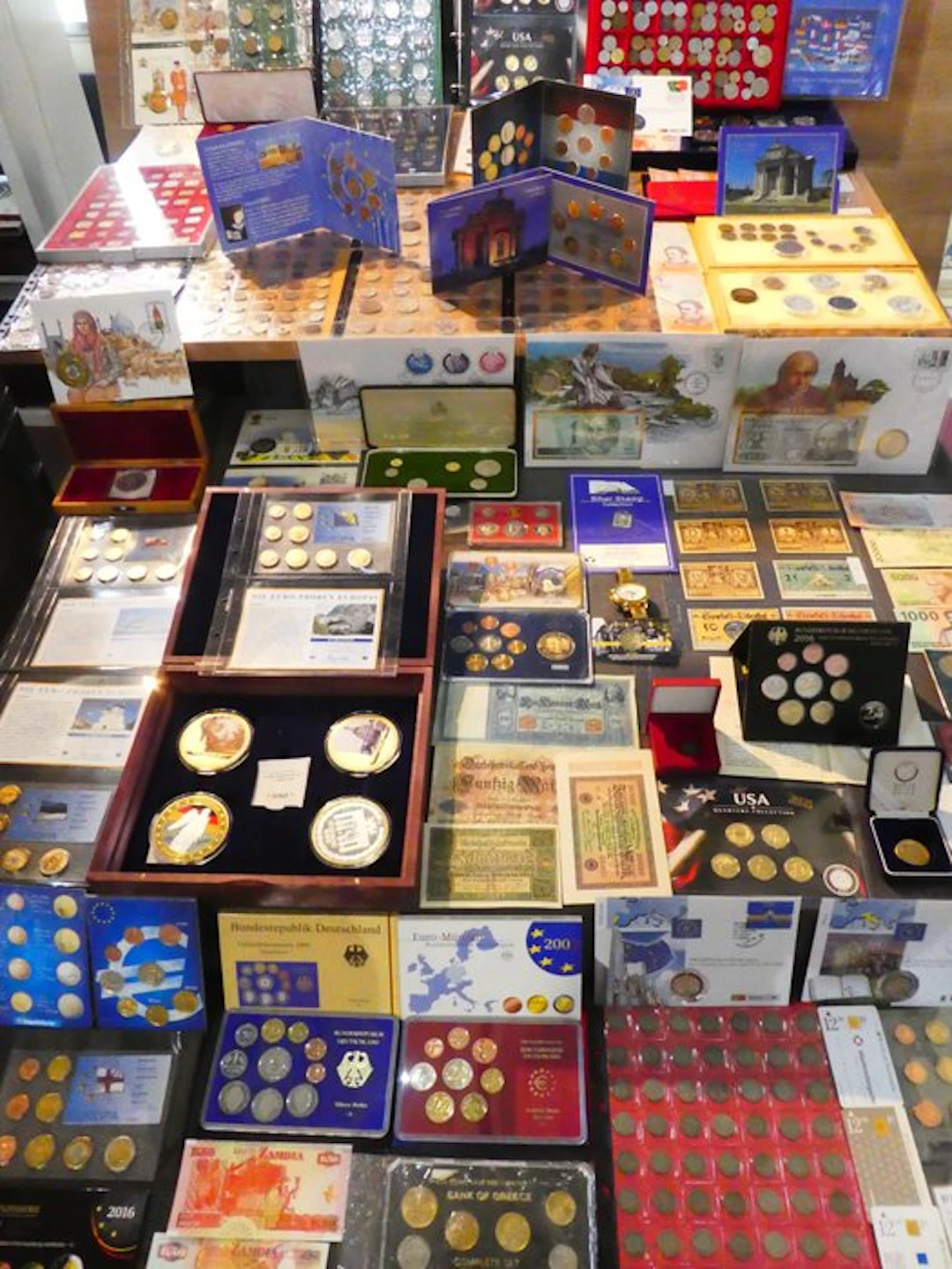 World. Collection of coins/banknote/medals/euro inkl