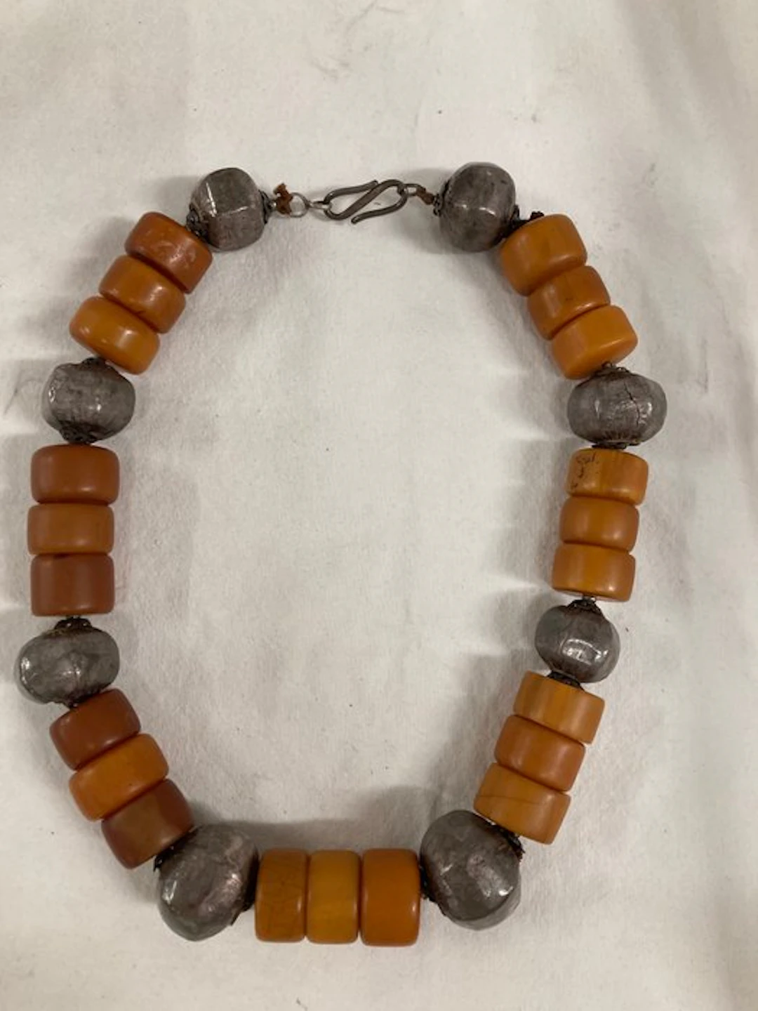 A distinctive necklace made of Bakelite and pearls of a silver alloy