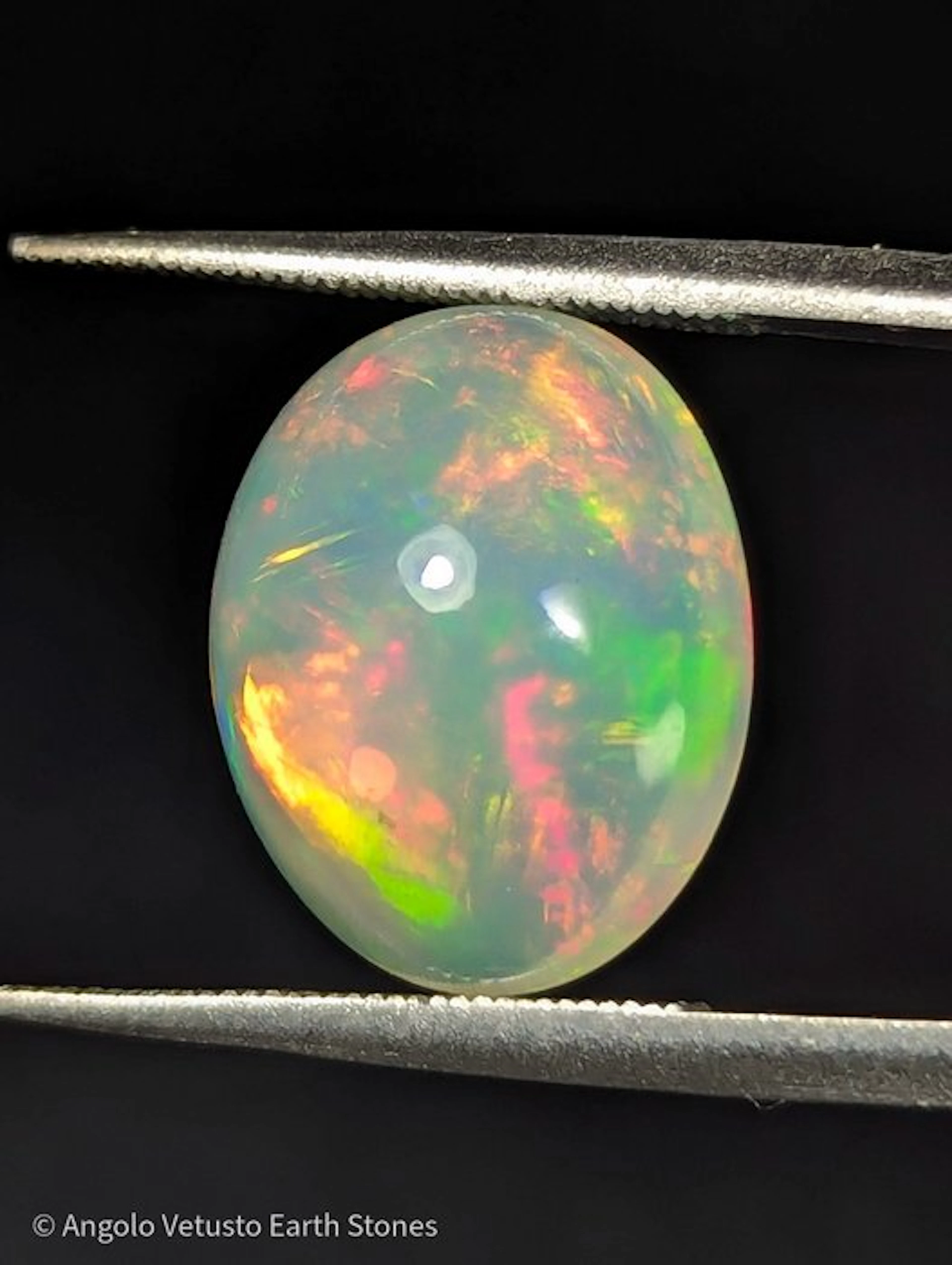3.8 ct - Natural Ethiopian Opal – Fiery Oval Cabochon –...