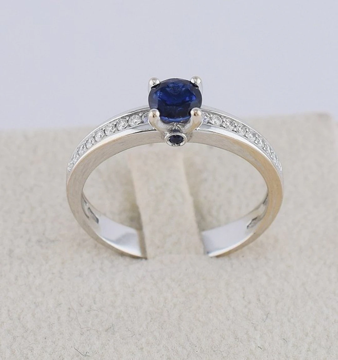 Ring - 18 kt. White gold - 0.68ct. tw. Sapphire - Diamond - 750