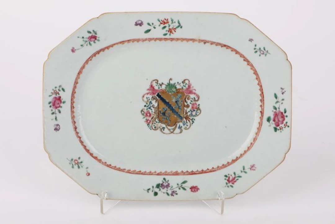 Plate - Porcelain - Fuente octogonal. XVIII