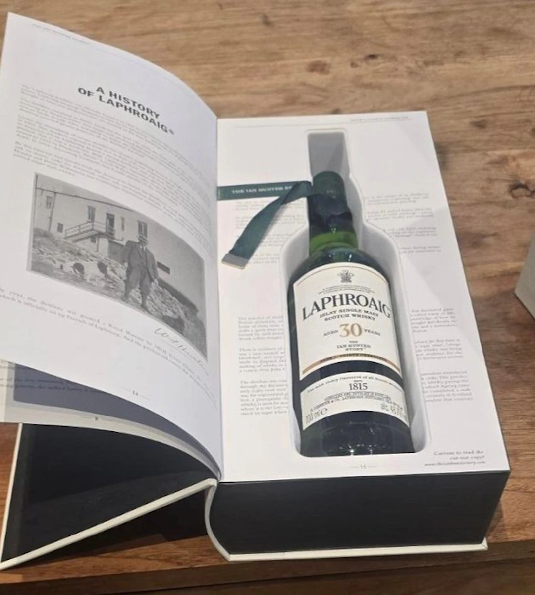 Laphroaig 30 years old The Ian Hunter Story - Book 1 - 700ml