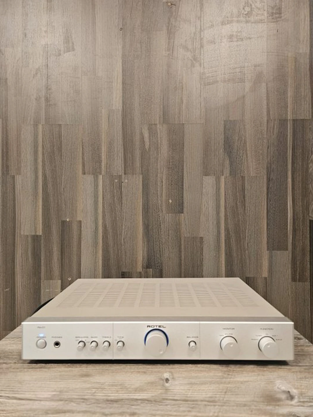 Rotel - RA 01 Solid state integrated amplifier