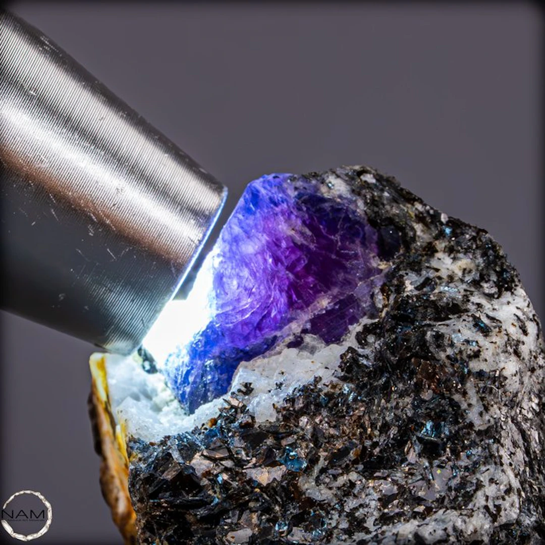 Natural sapphire – Rough crystals on matrix - 628.60 ct- 125.72 g