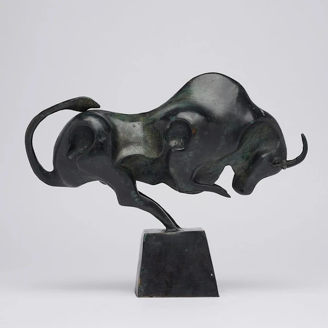 Sculpture, Bronze Sculpture of a Striking Bull - with base - 28 cm - Bronze