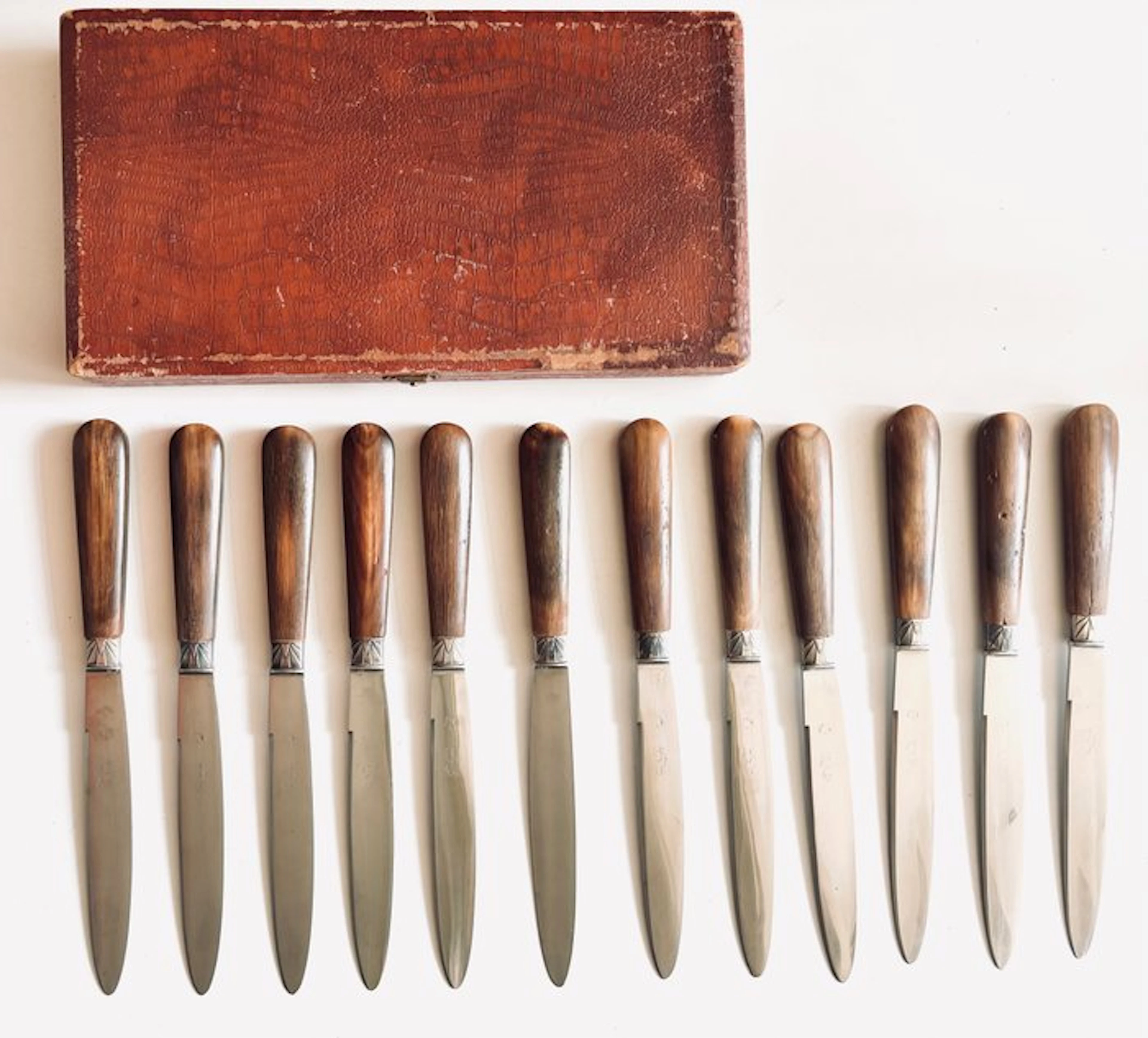 Cutlery set for 12 (12) - Steel - Equipped with the RC monogram.