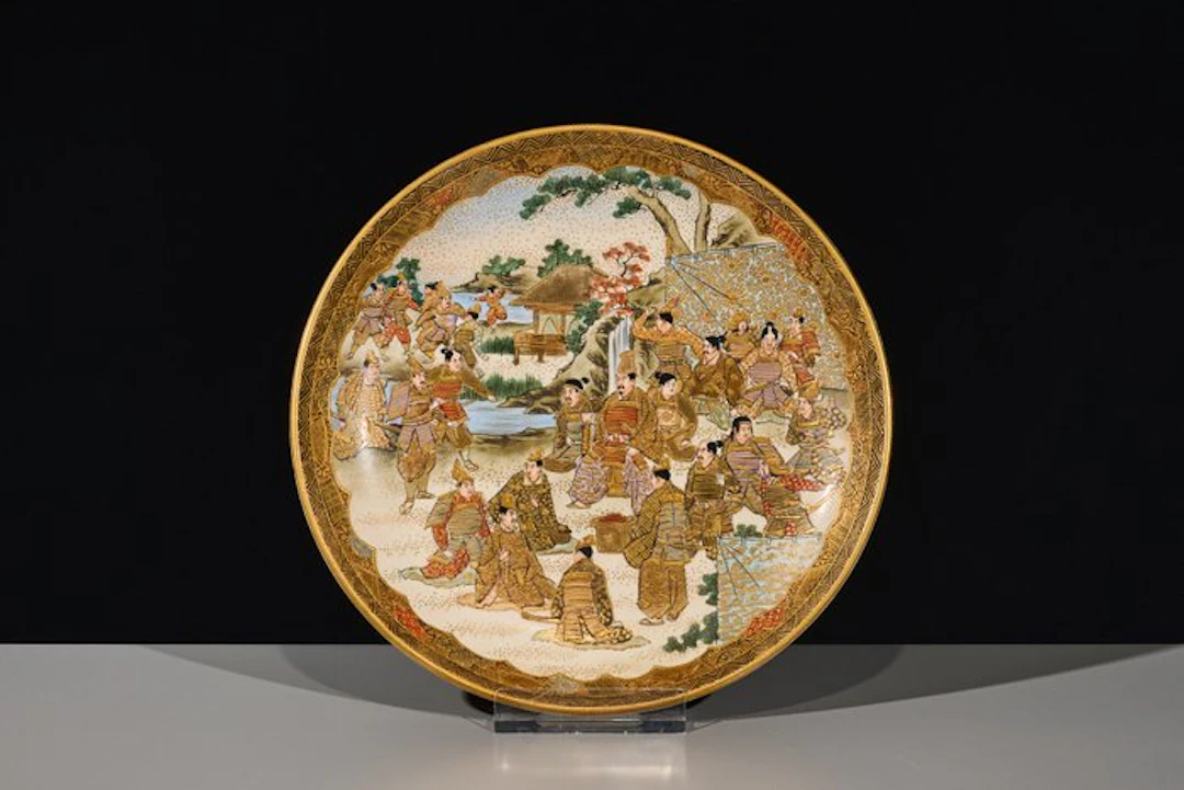 Dish - A Satsuma dish finely decorated with samurai - Ceramic