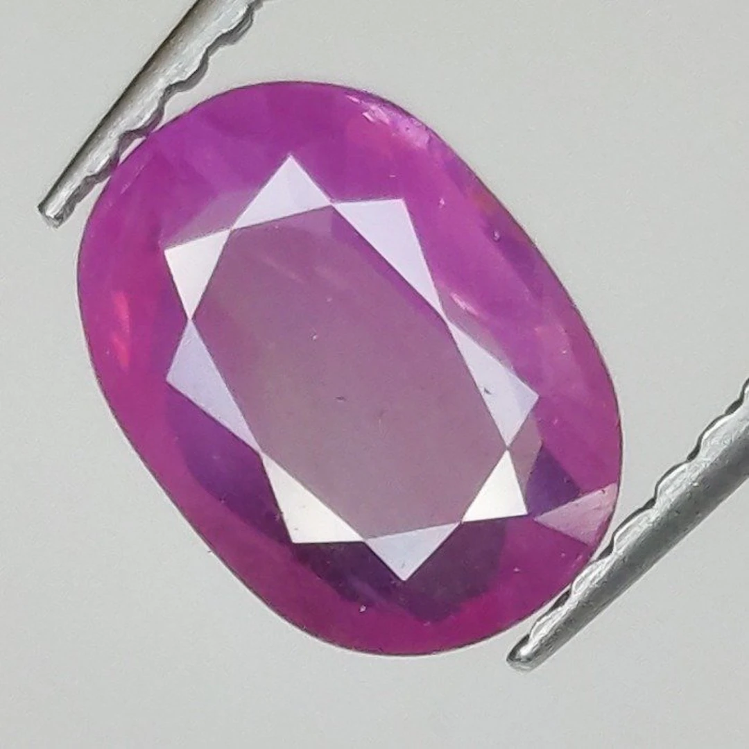 Pink Sapphire - 1.59 ct - Antwerp Laboratory for Gemstone...
