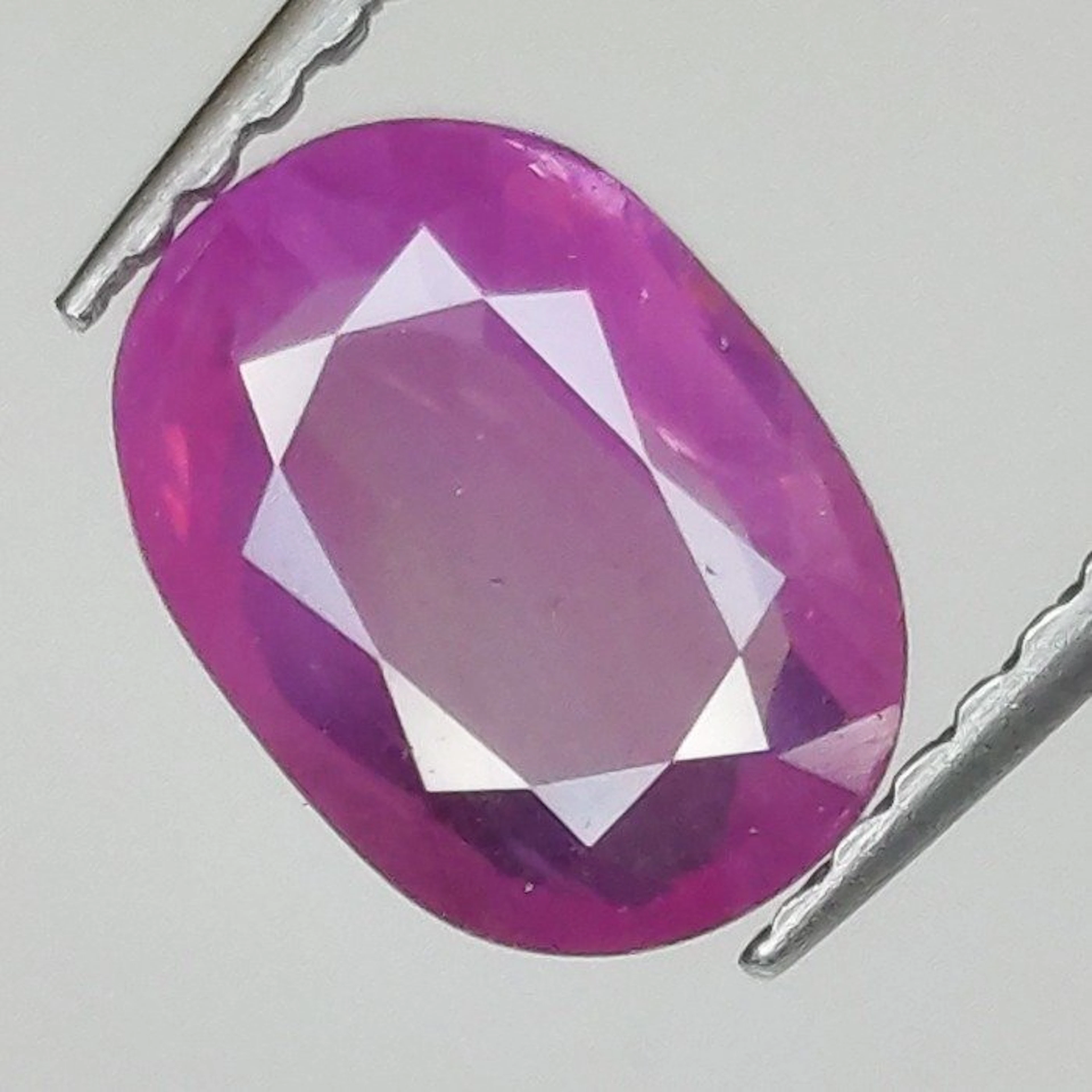 Pink Sapphire - 1.59 ct - Antwerp Laboratory for Gemstone...