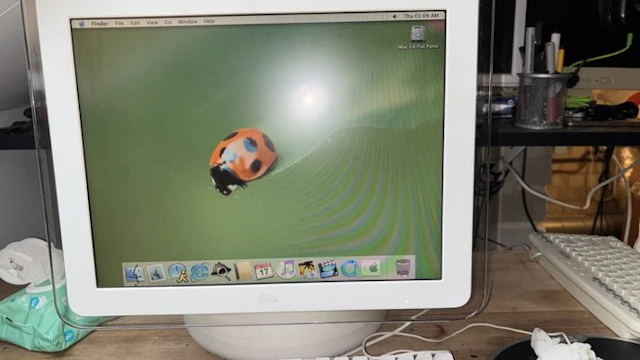 Apple iMac G4 “Lamp / Sunflower” – 15 inch – 700 MHz - Macintosh