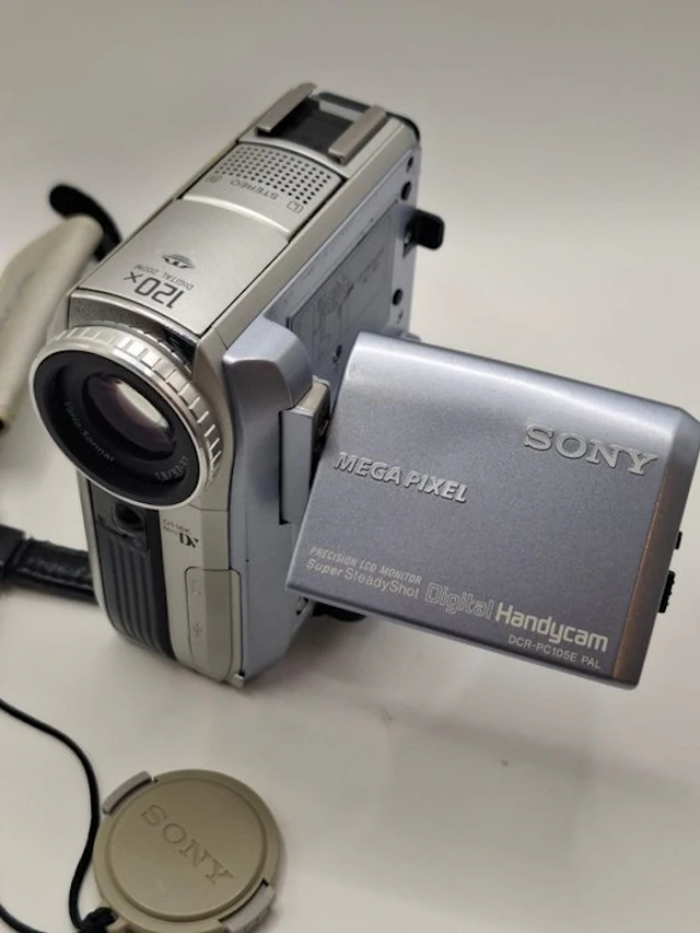 Sony DCR-PC105E Mini DV-DV camera