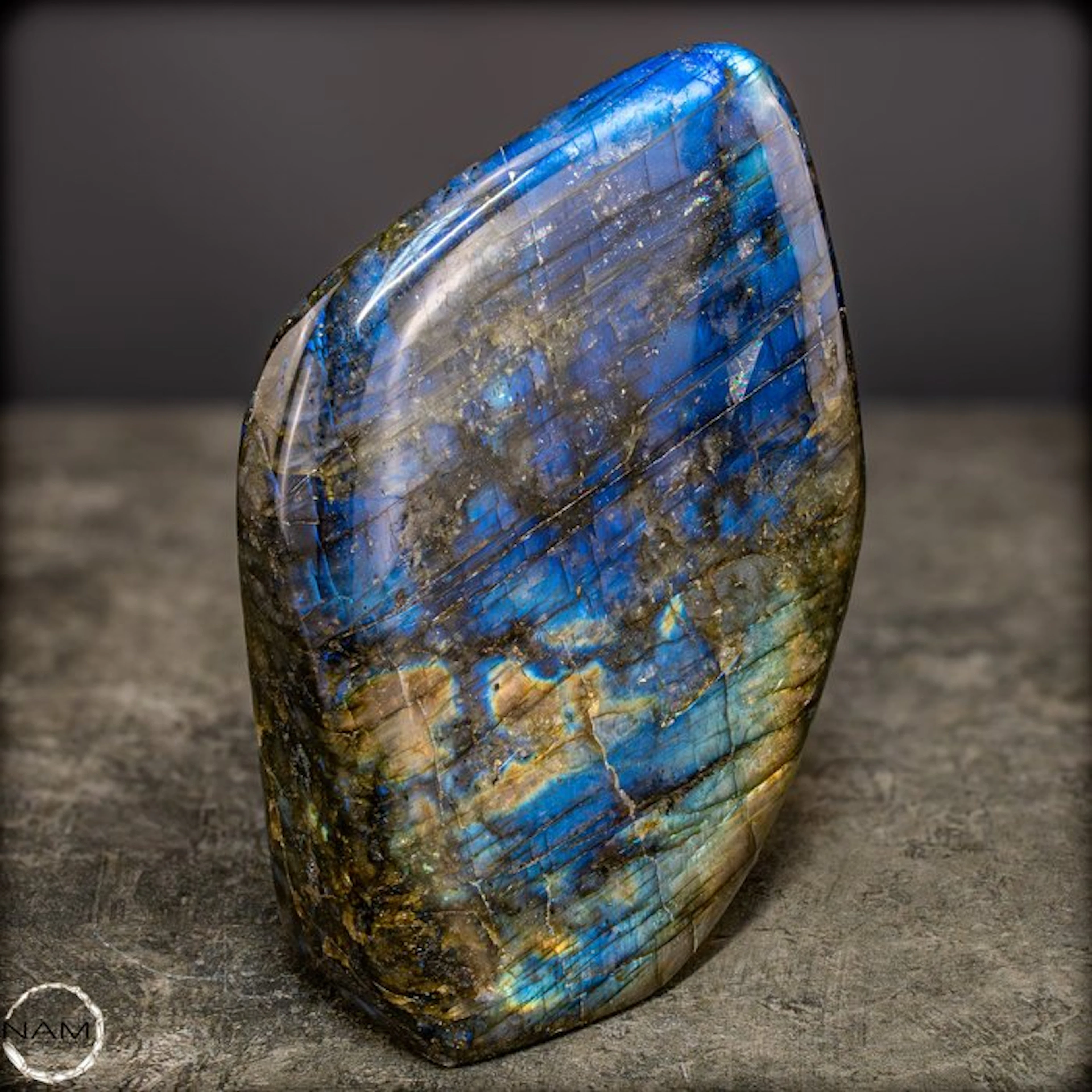 Natural labradorite from Madagascar – Nature's shimmering...