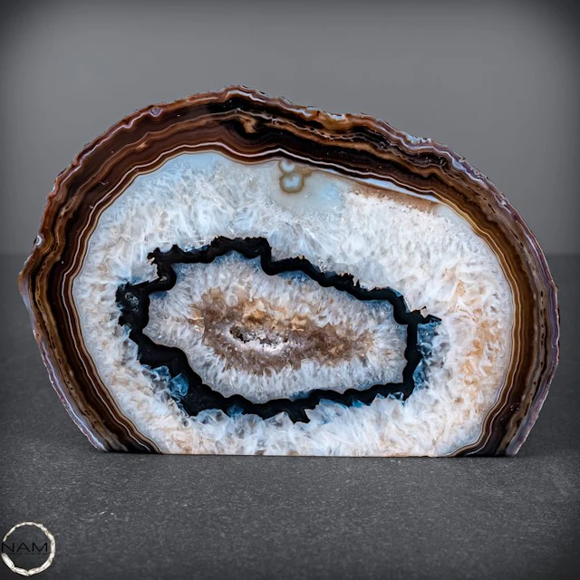 Striking agate slice with fascinating color layers Brazil- 743.11 g
