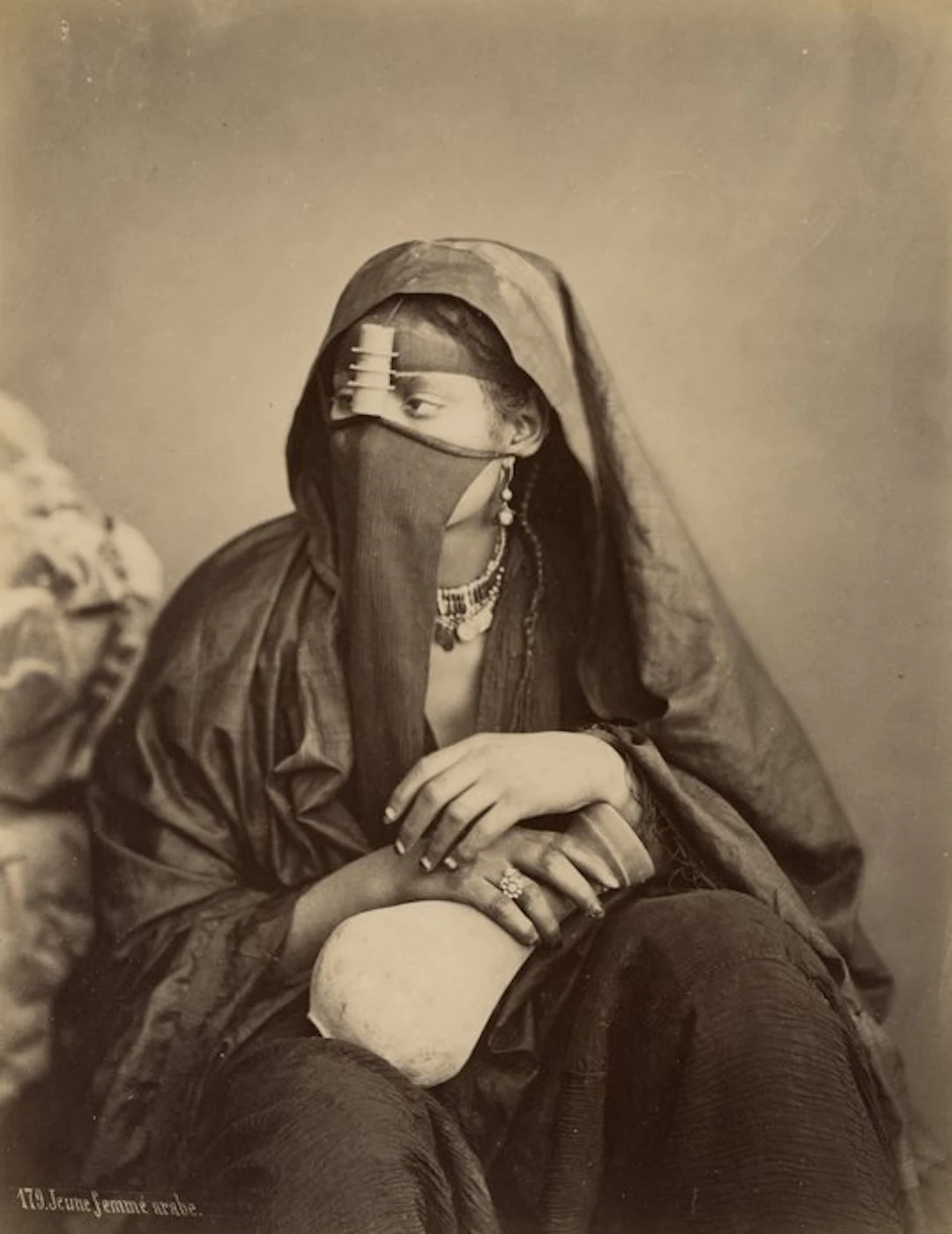 Attr. JP. Sebah (XIX) - Jeune femme arabe