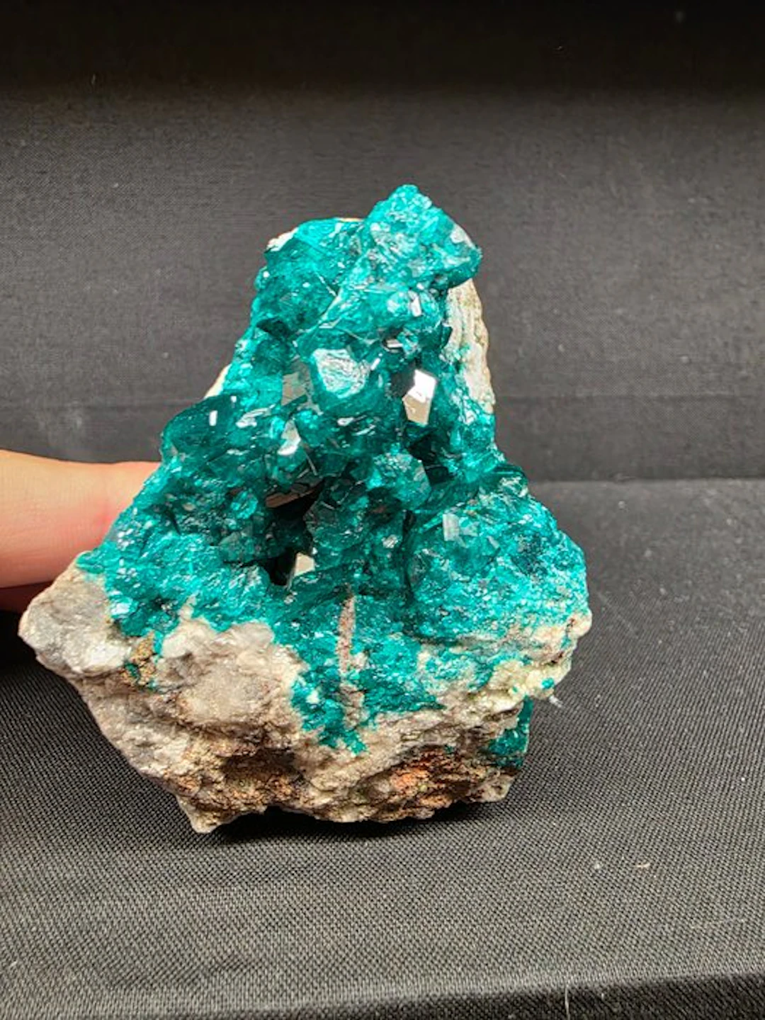 Dioptase Crystals on matrix - Height: 6 cm - Width: 7.5 cm- 395 g