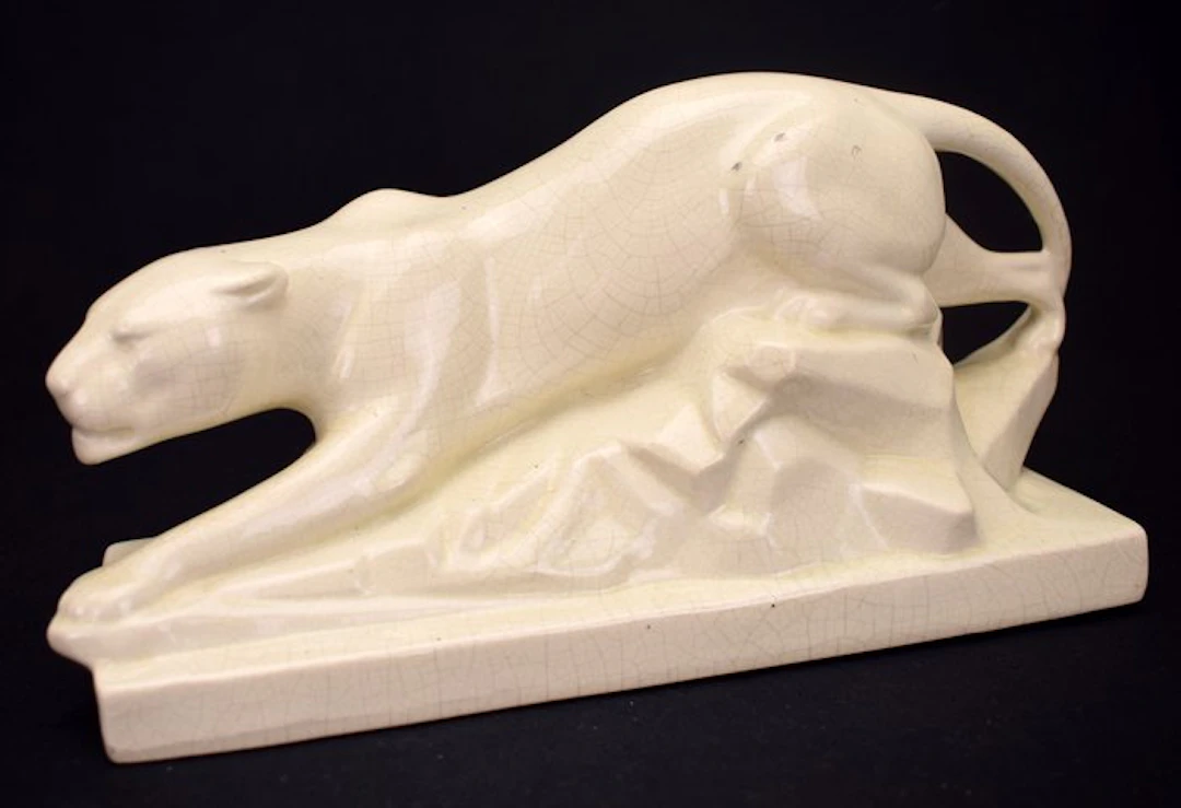 E. SIEGL - Sculpture, "Sluipende leeuwin" - lengte 29 cm - 14 cm - Ceramic